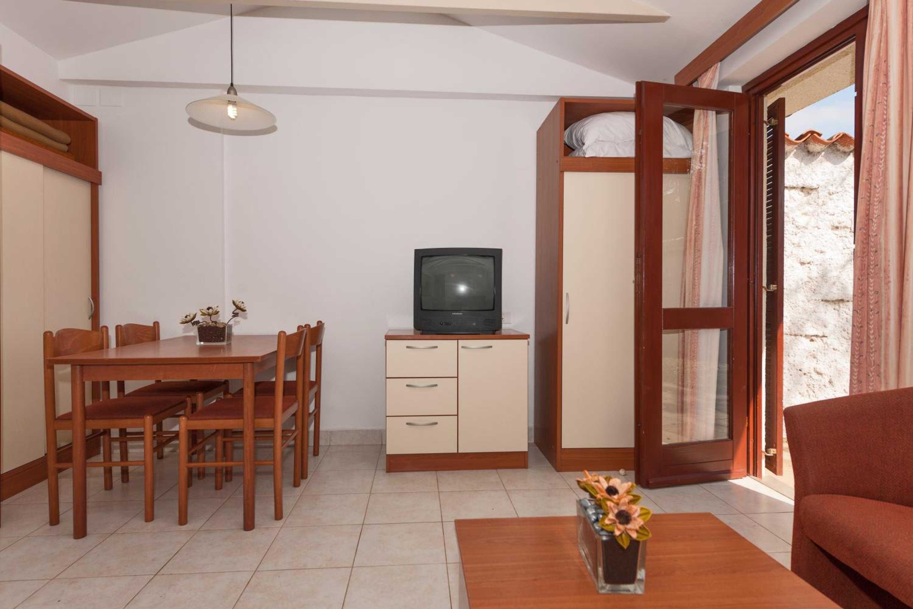 Standard One-Bedroom Apartment - Photo 4