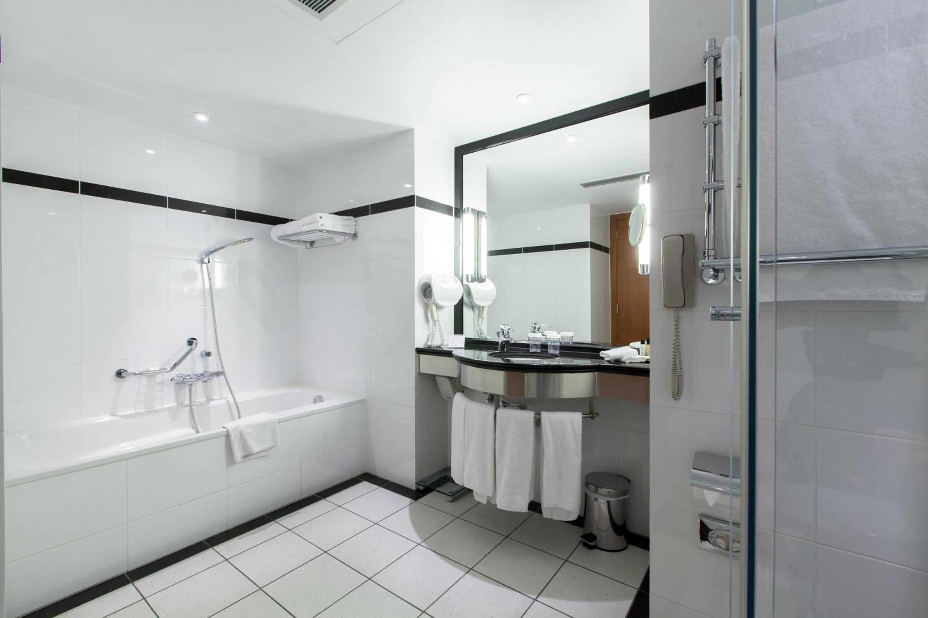 Senior King Suite with Park View - Photo 9