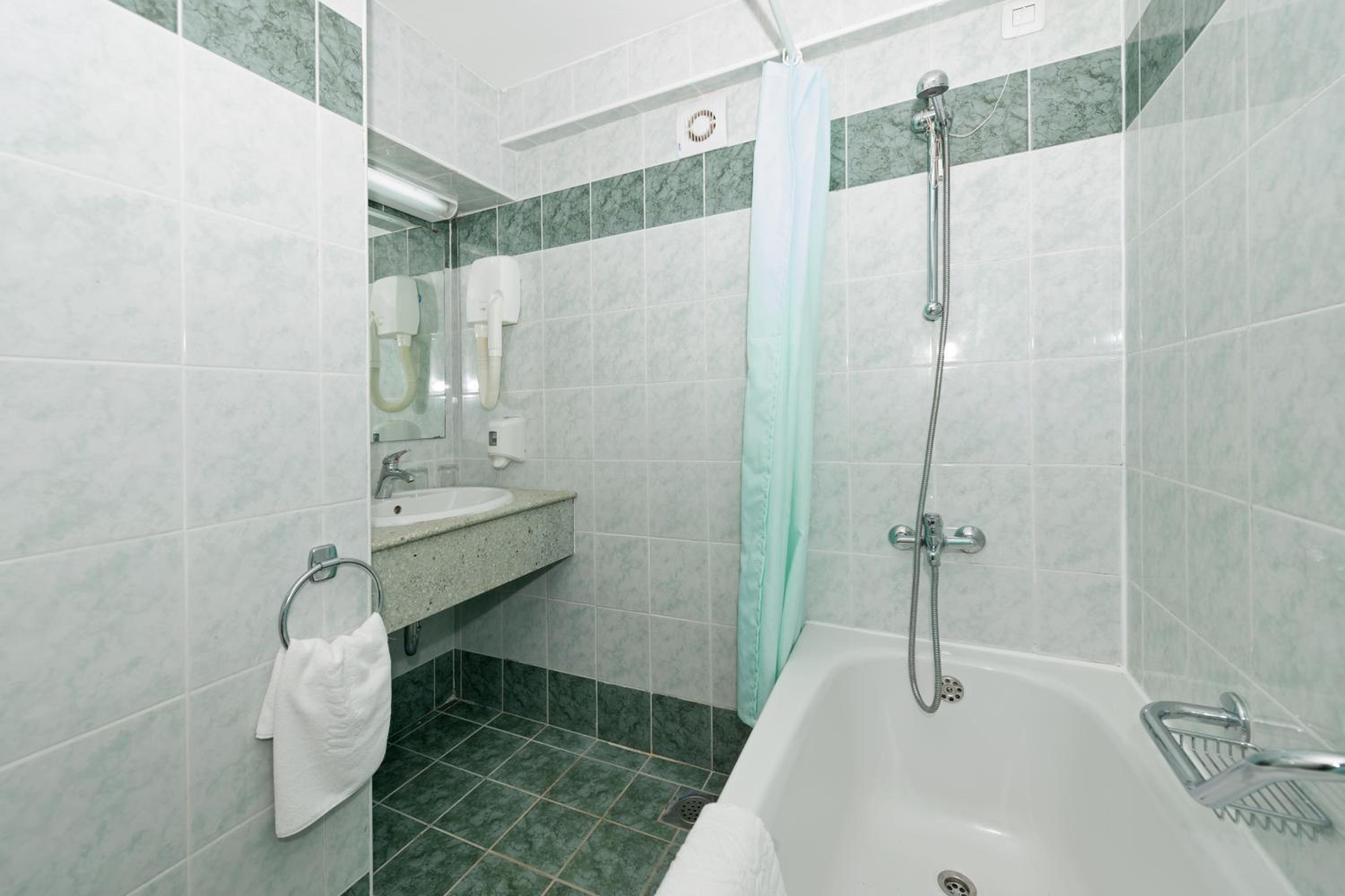 Premium Two-Bedroom Apartment - Photo 2