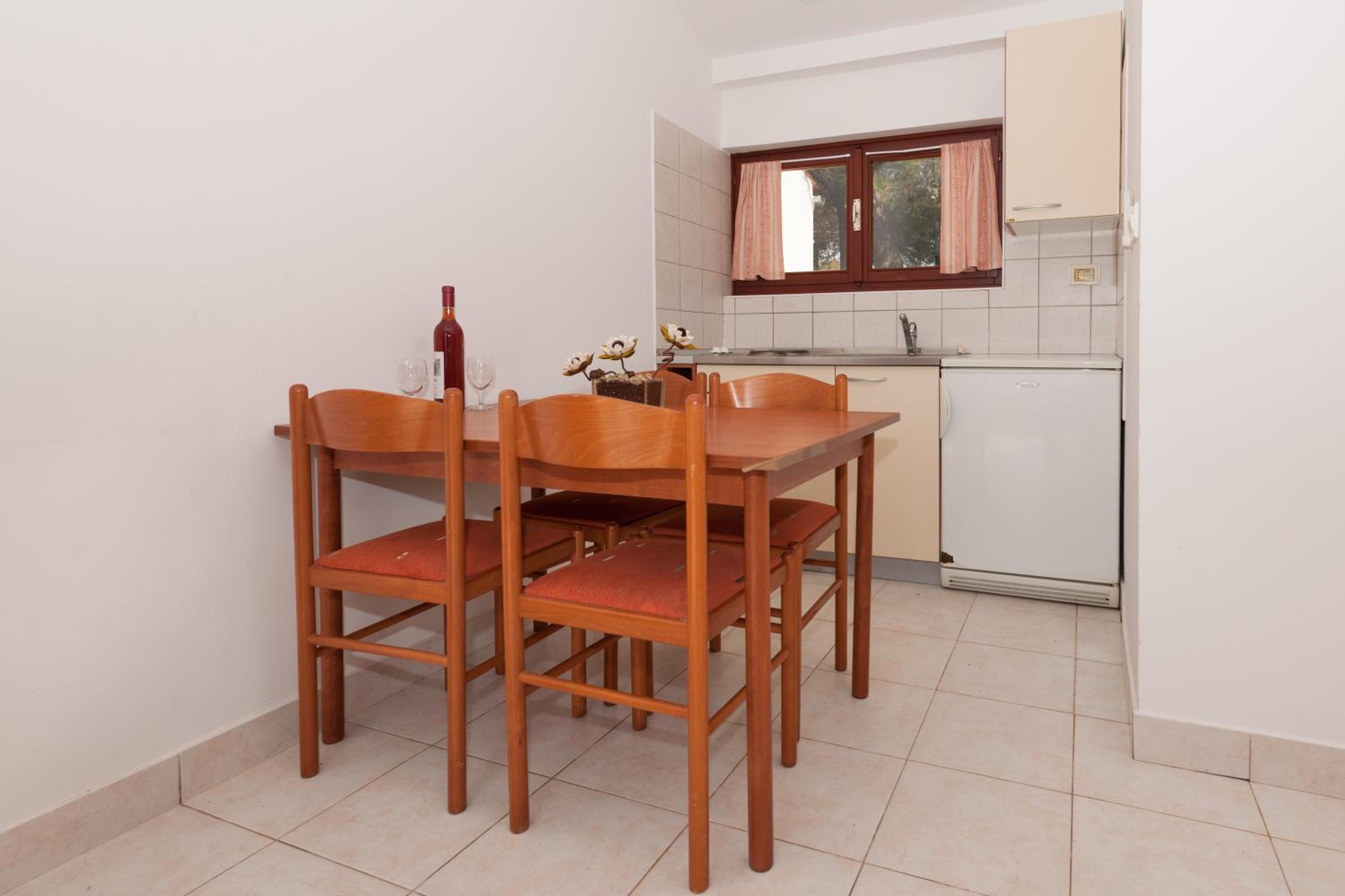 Superior One-Bedroom Apartment - Photo 3