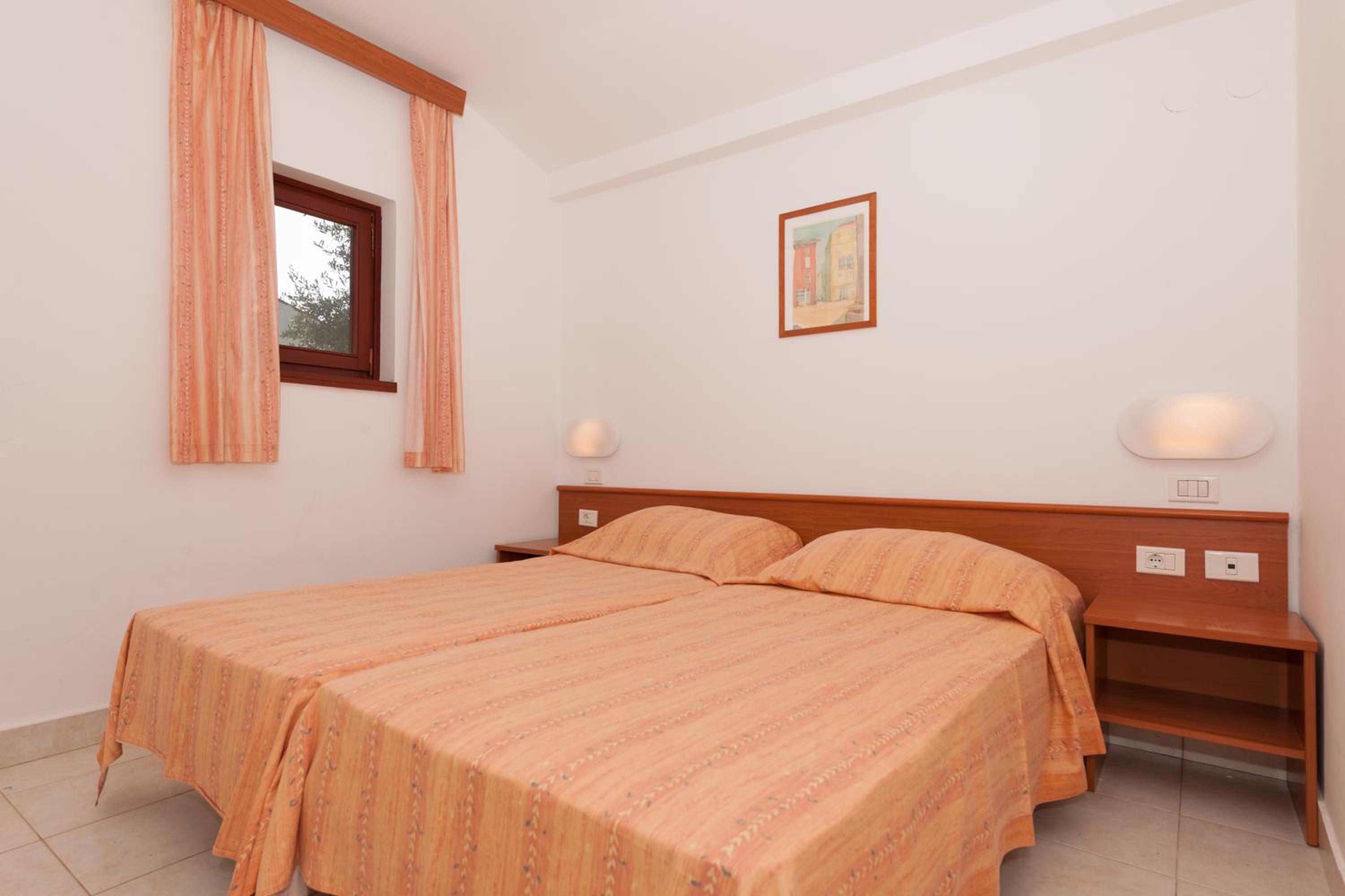 Superior One-Bedroom Apartment - Photo 1