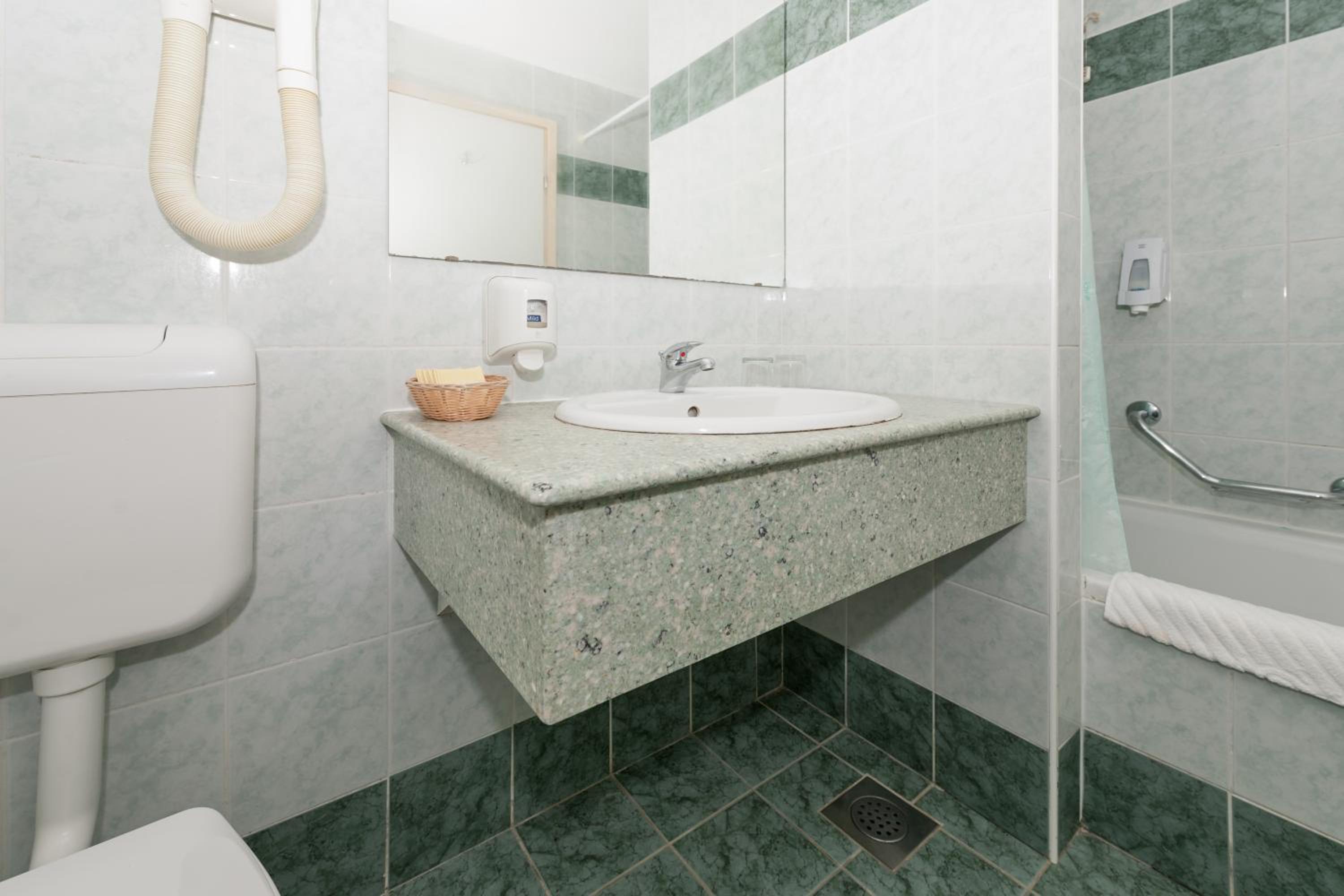 Superior One-Bedroom Apartment - Photo 4