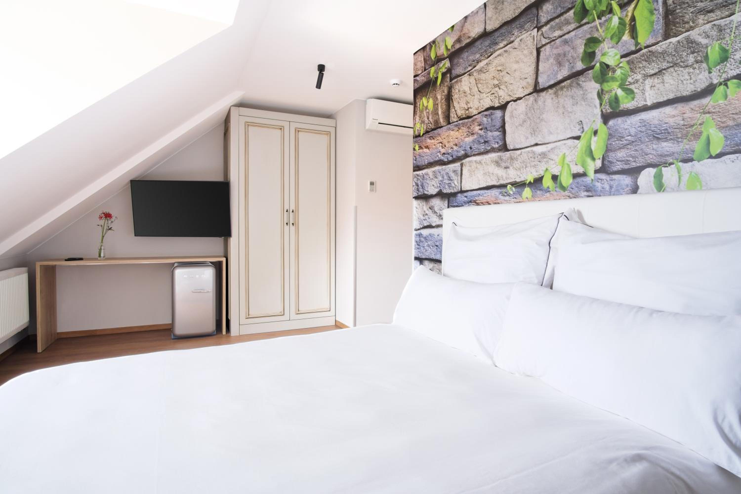 Deluxe Double Room - Photo 14
