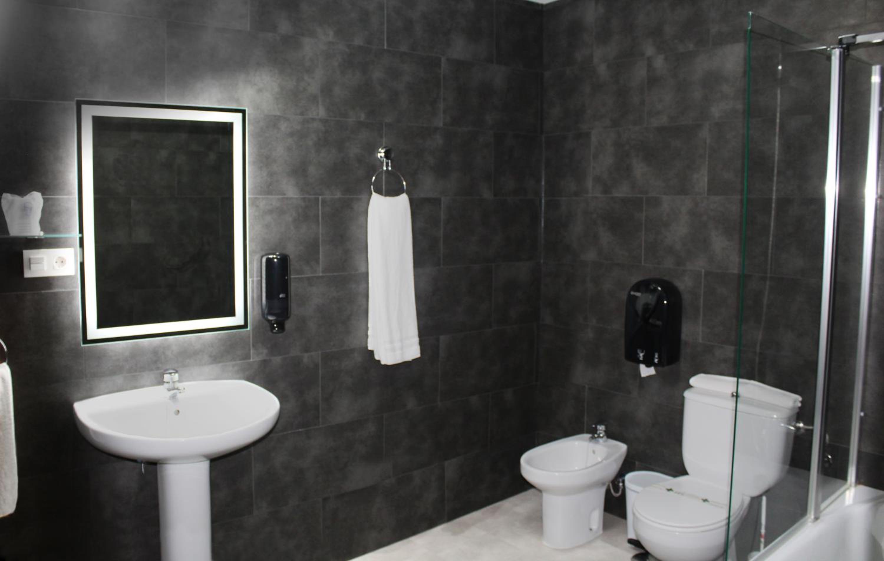 Double or Twin Room with Balcony - Photo 7