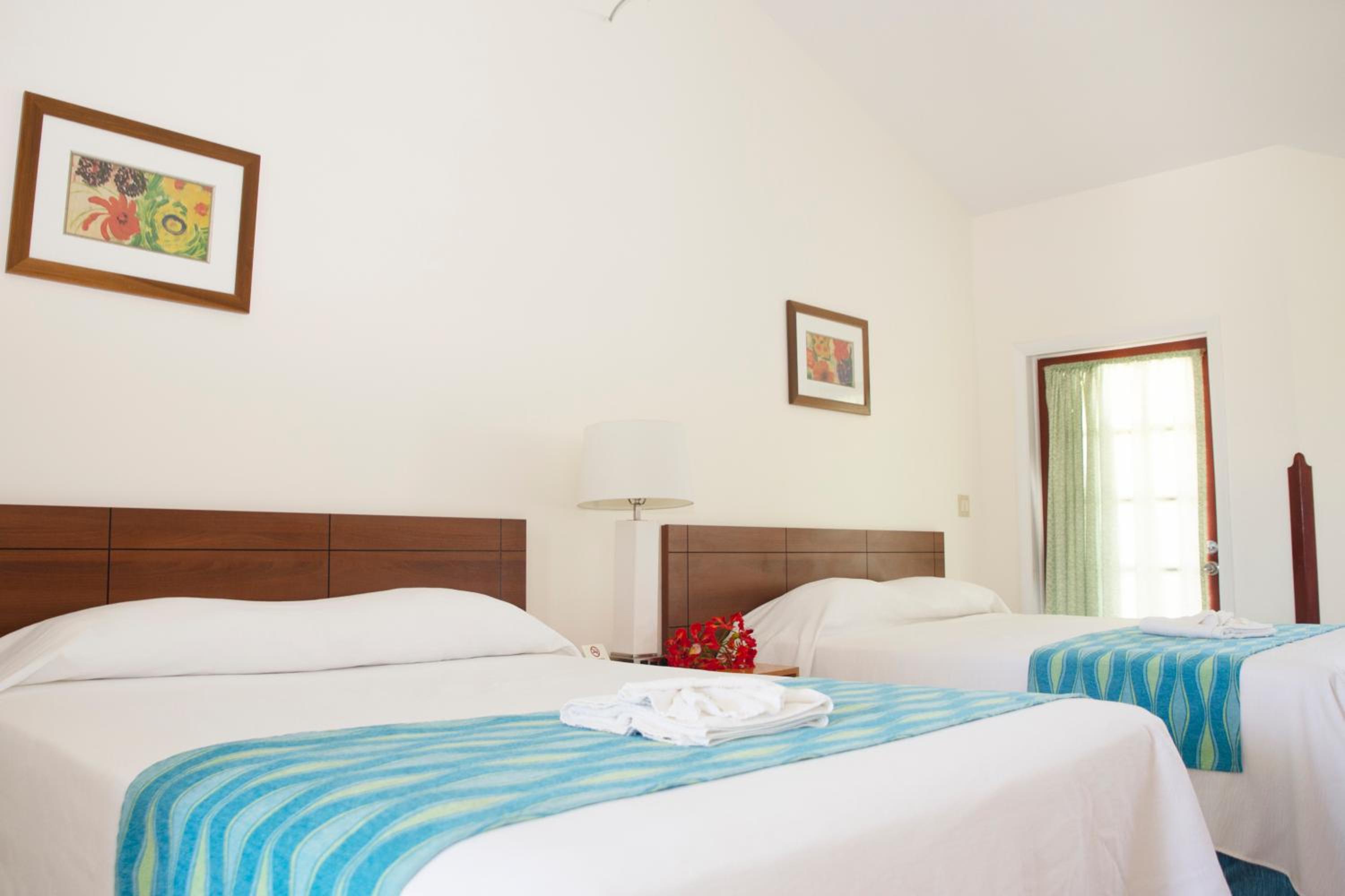 Queen Room with Pool View photo 3