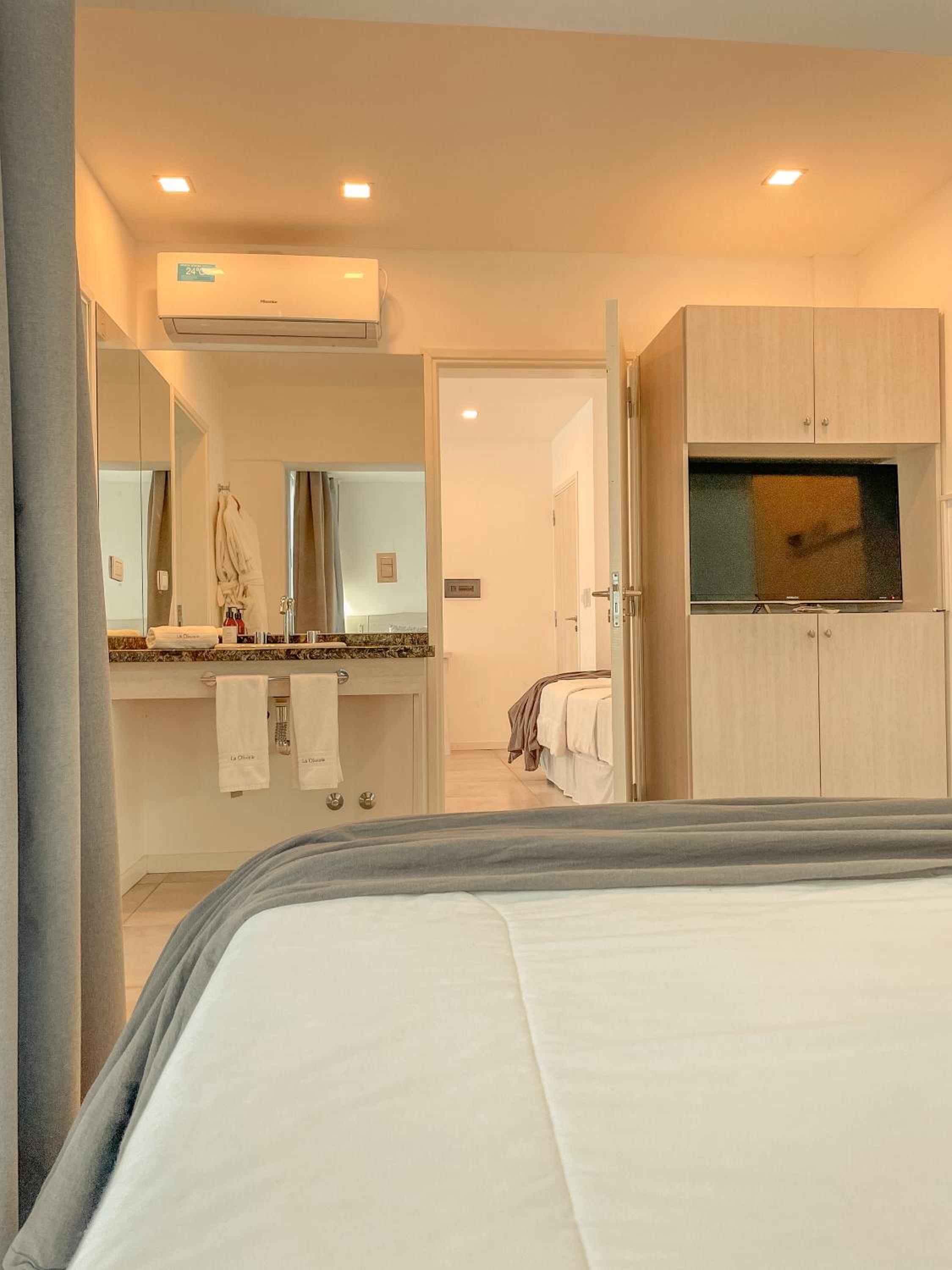 One-Bedroom Apartment photo 1