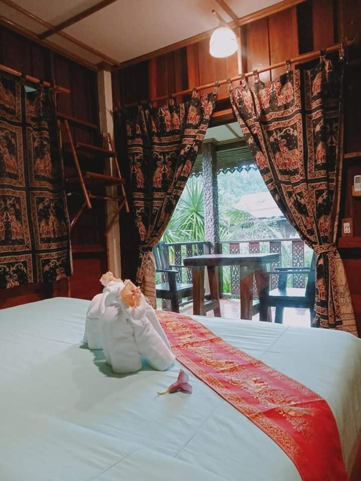 Deluxe Queen Room - Photo 12