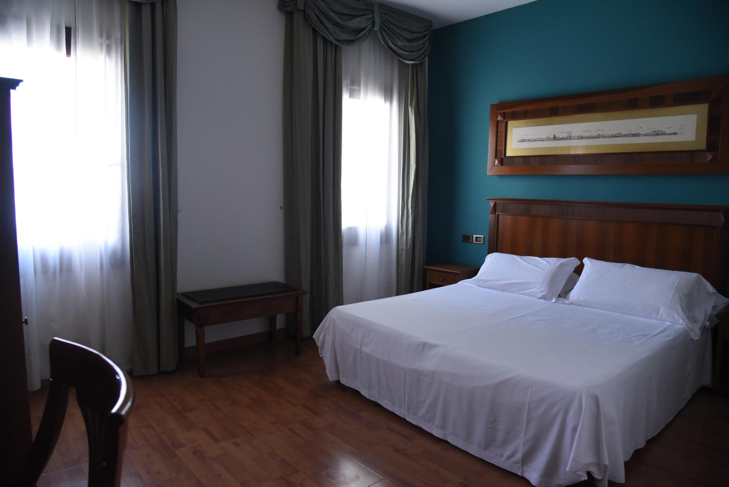 Standard Double or Twin Room - Photo 10