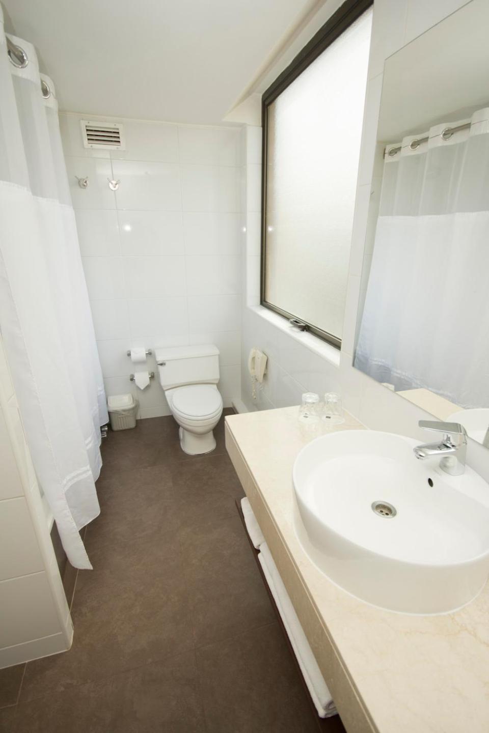 Standard King Room - Photo 7
