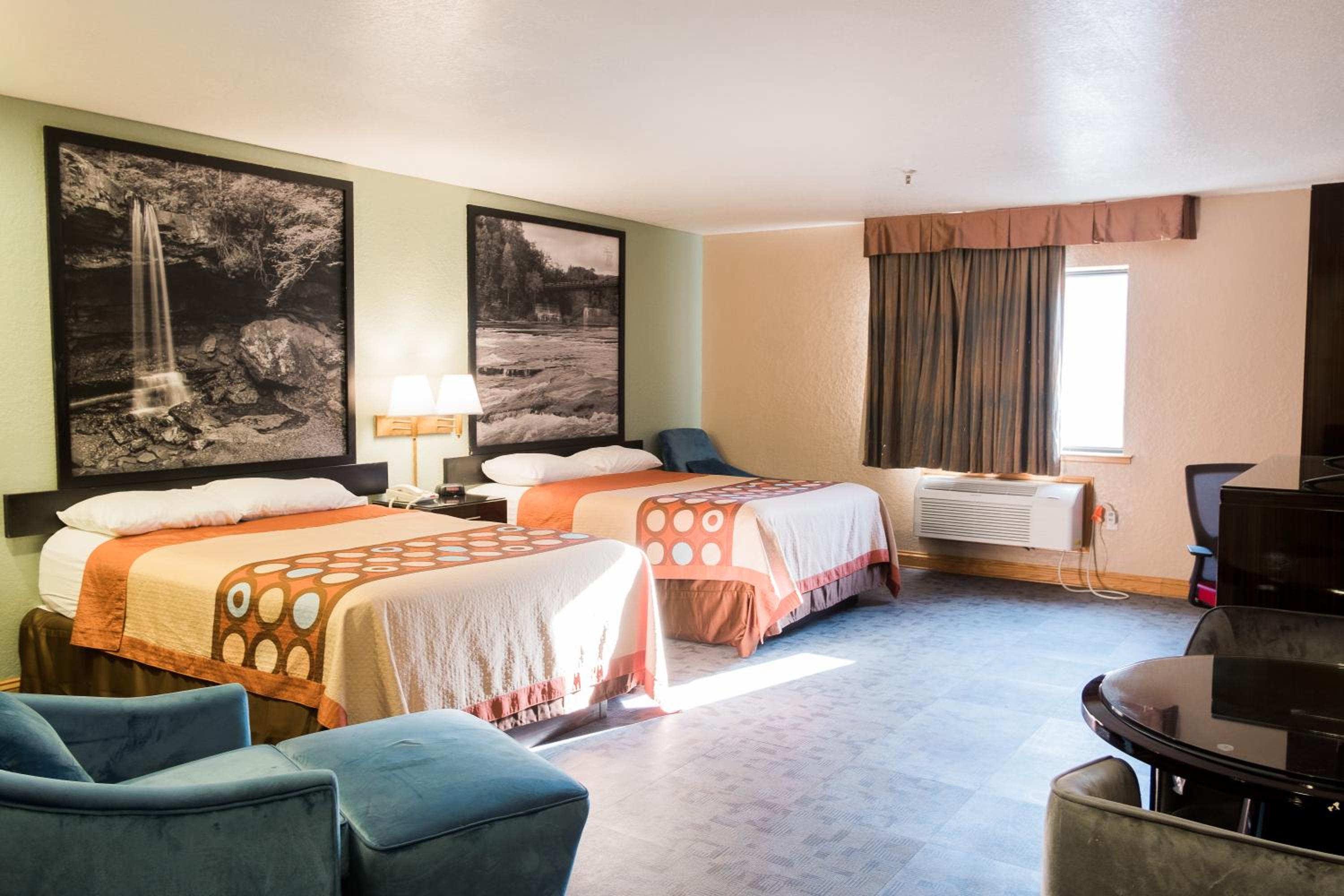 Deluxe Queen Room with Two Queen Beds - Non-Smoking - Photo 8