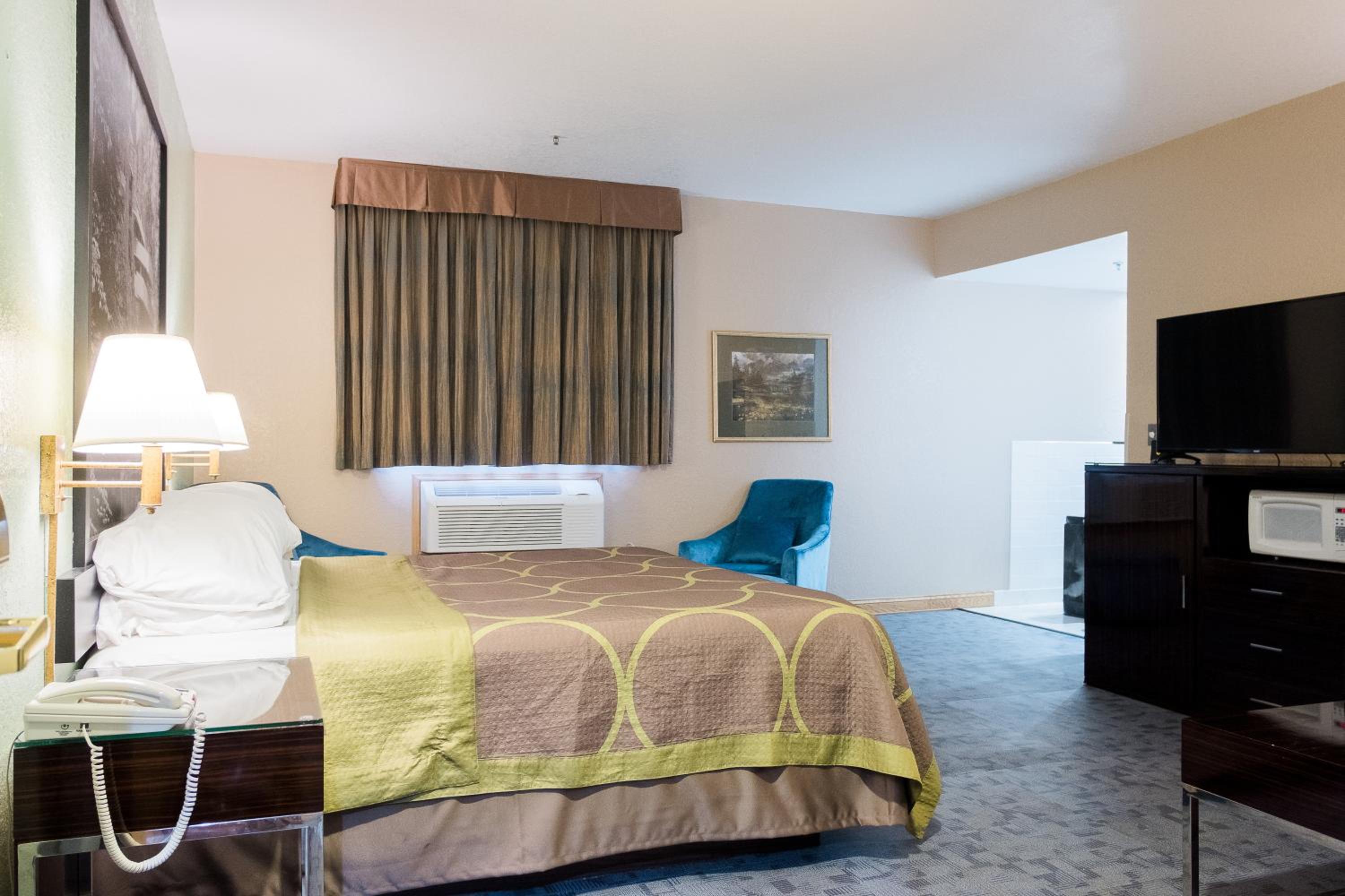 King Suite with Jetted Tub - Non-Smoking - Photo 9