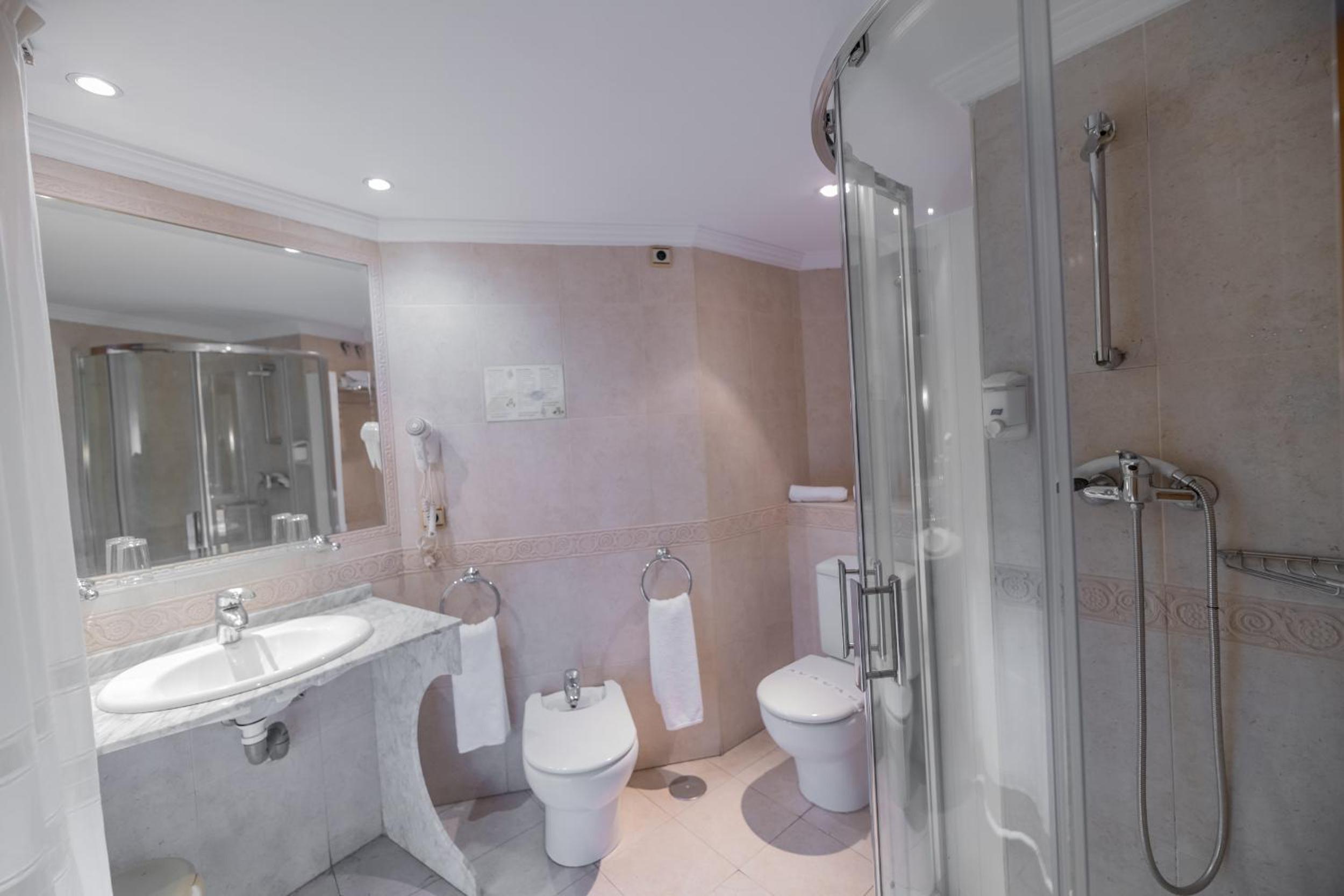 Standard Double or Twin Room - Photo 21
