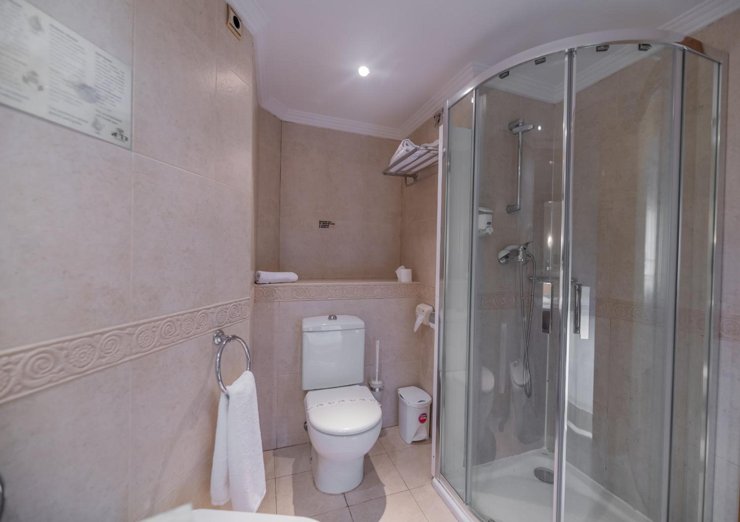 Standard Double or Twin Room - Photo 7