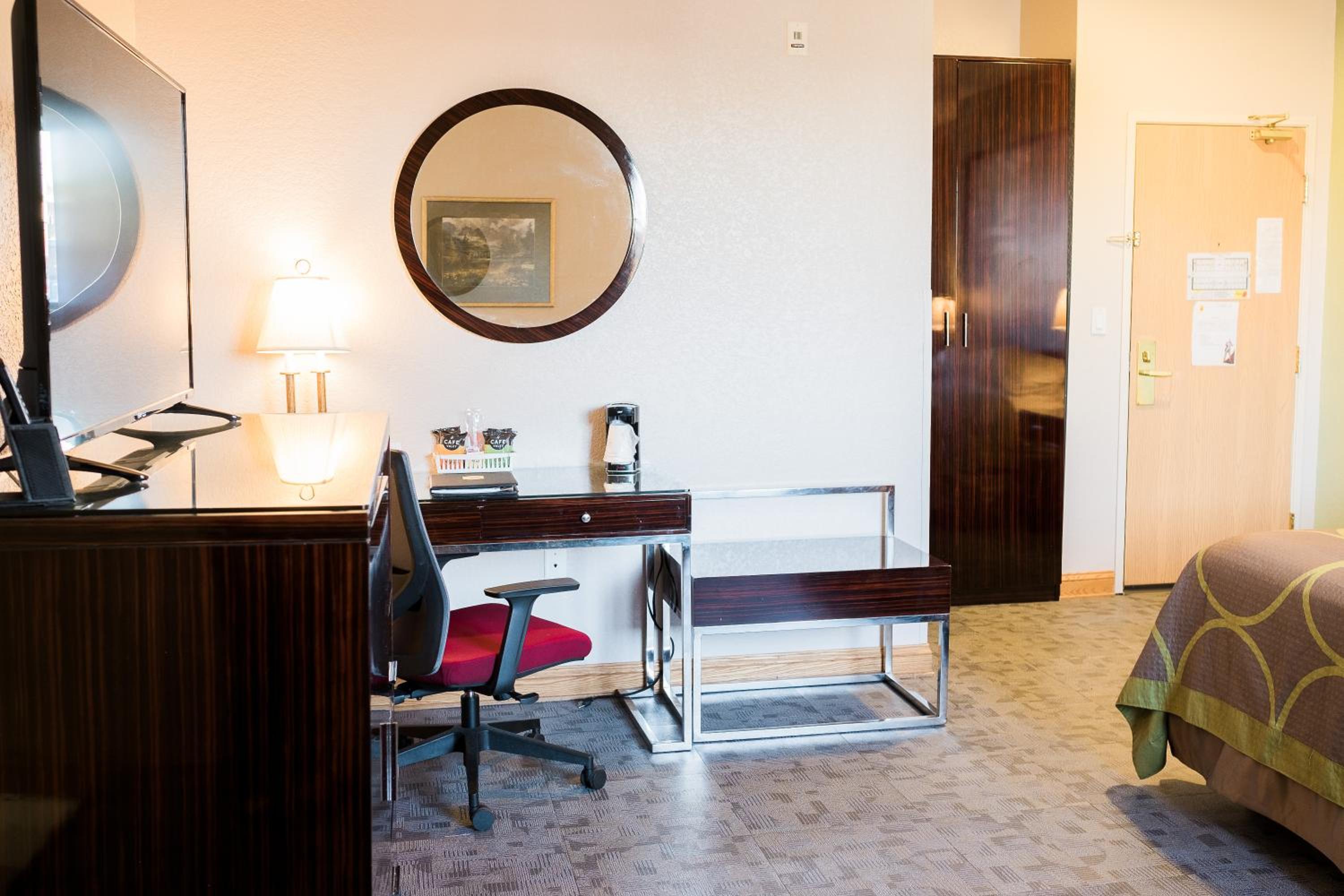 Deluxe Queen Room with Two Queen Beds - Non-Smoking - Photo 9