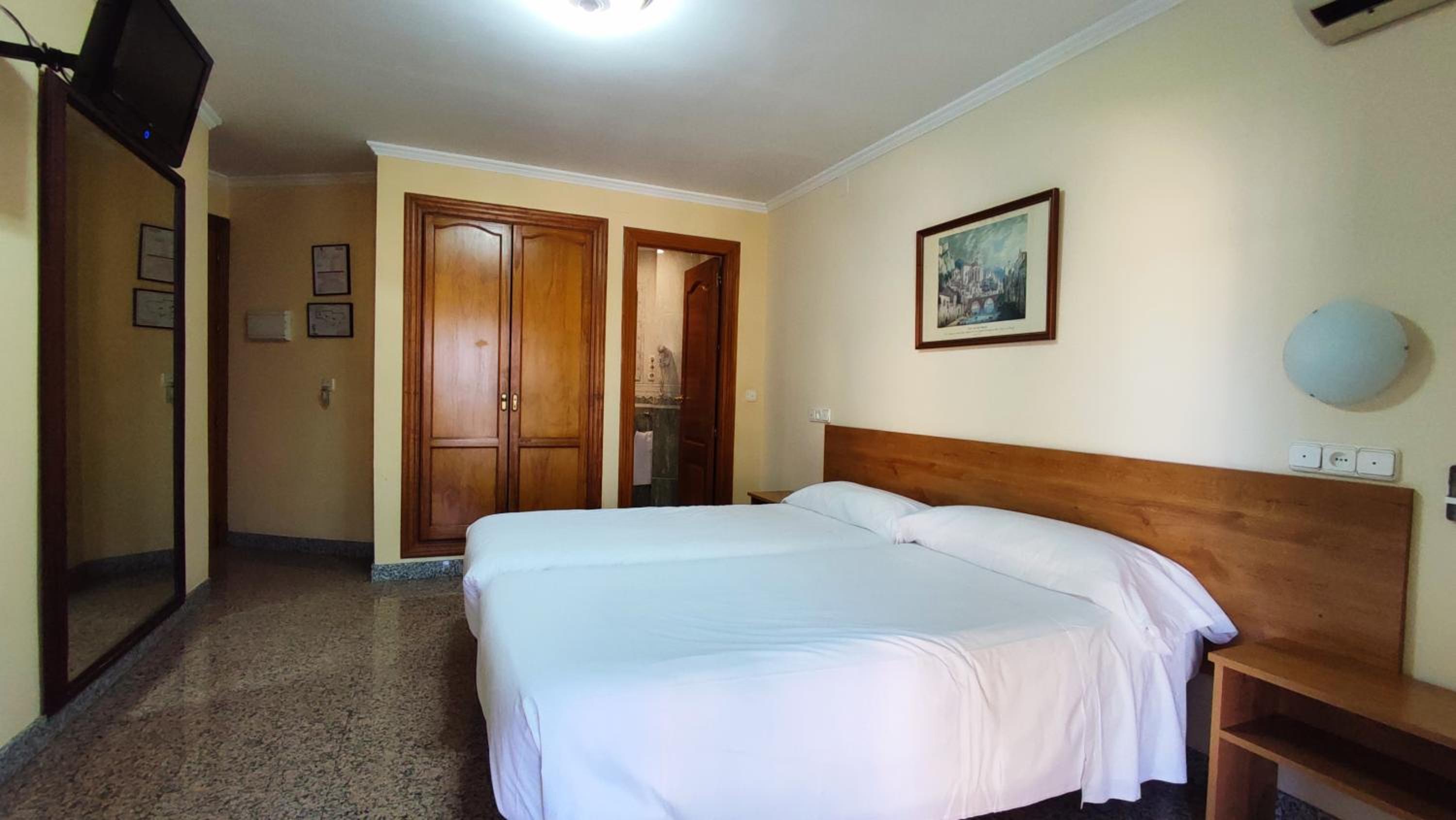 Standard Double or Twin Room - Photo 19