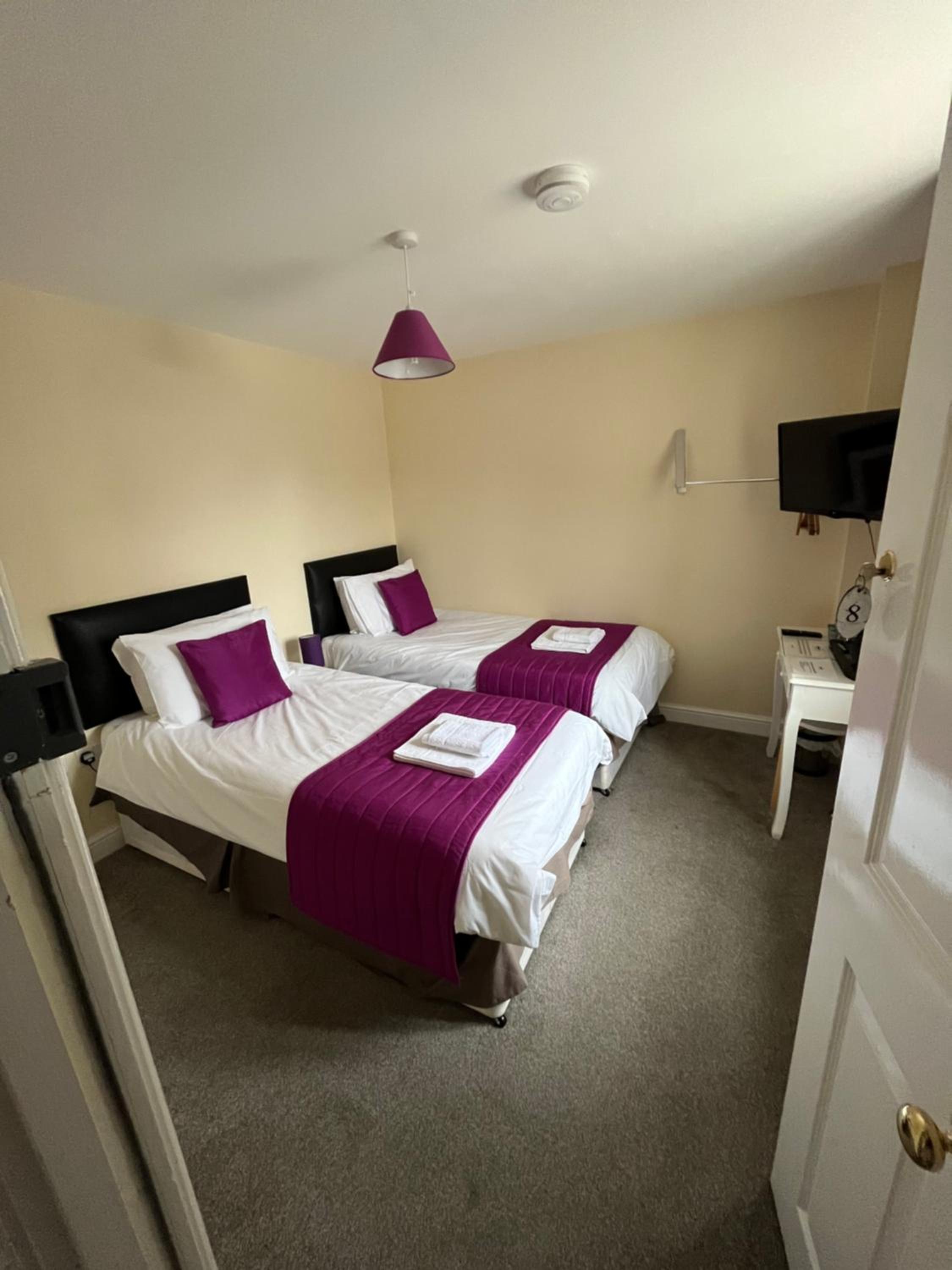 Standard Twin Room - Photo 5
