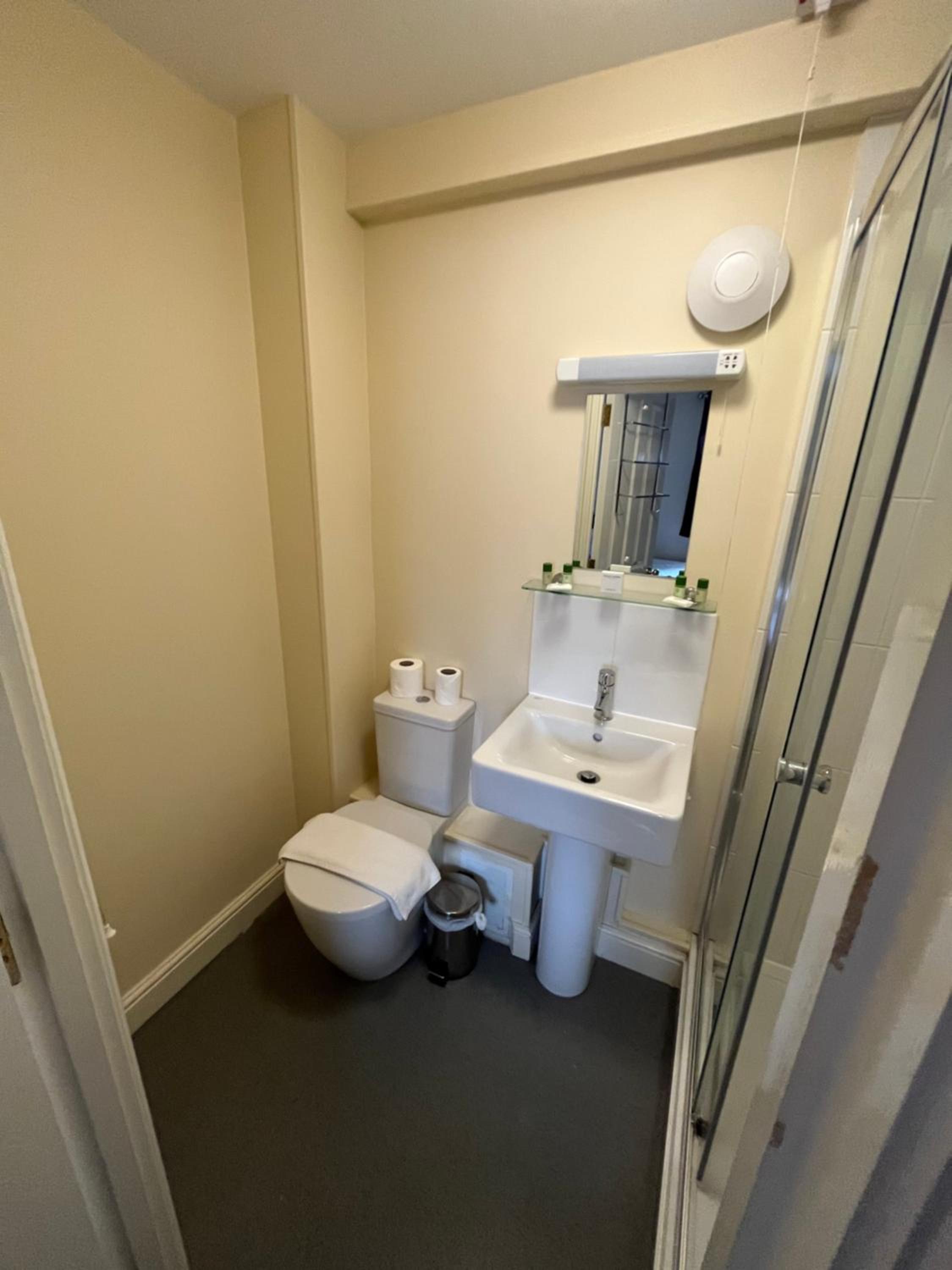 Double Room - Photo 7
