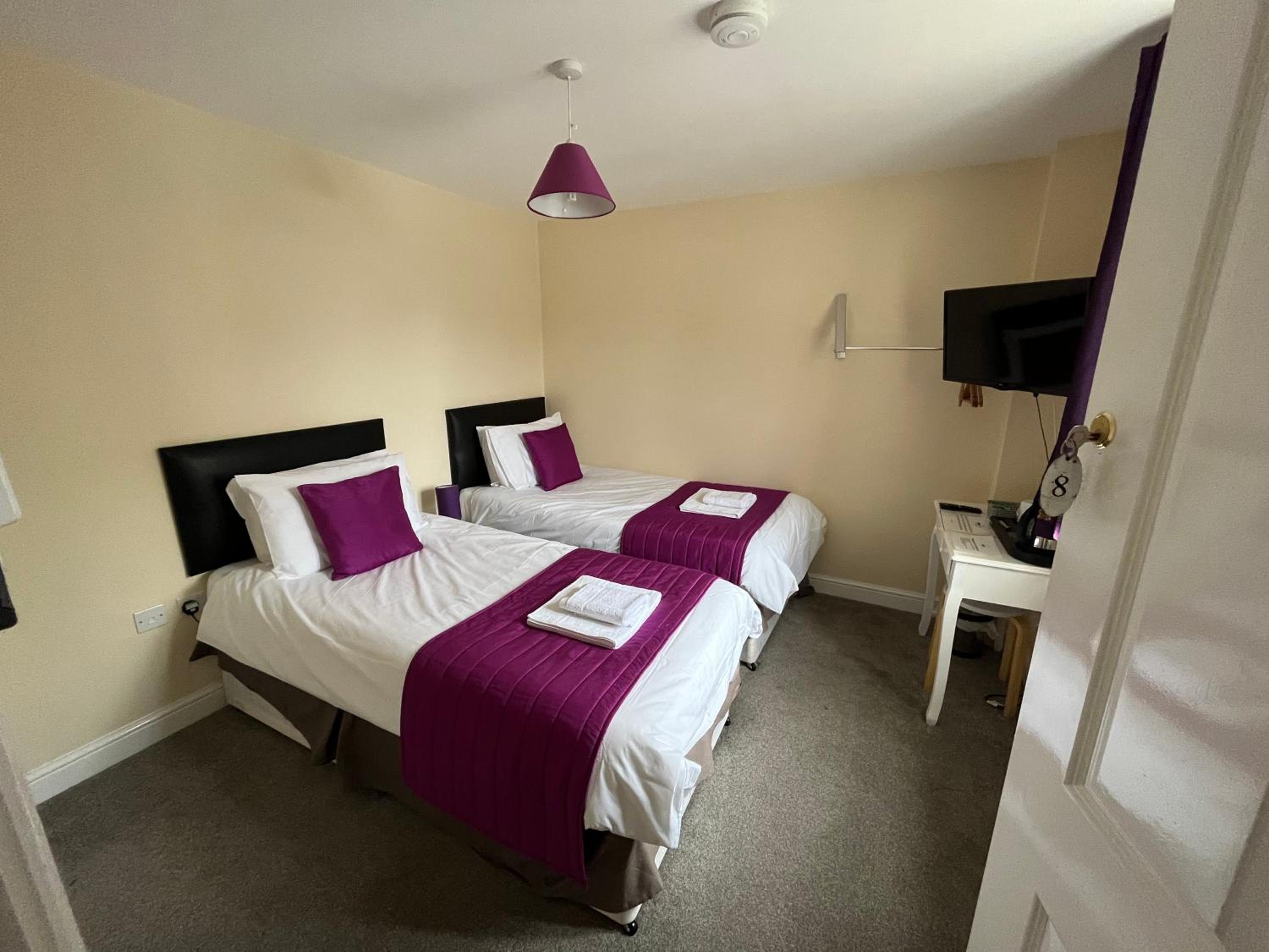 Standard Twin Room - Photo 3
