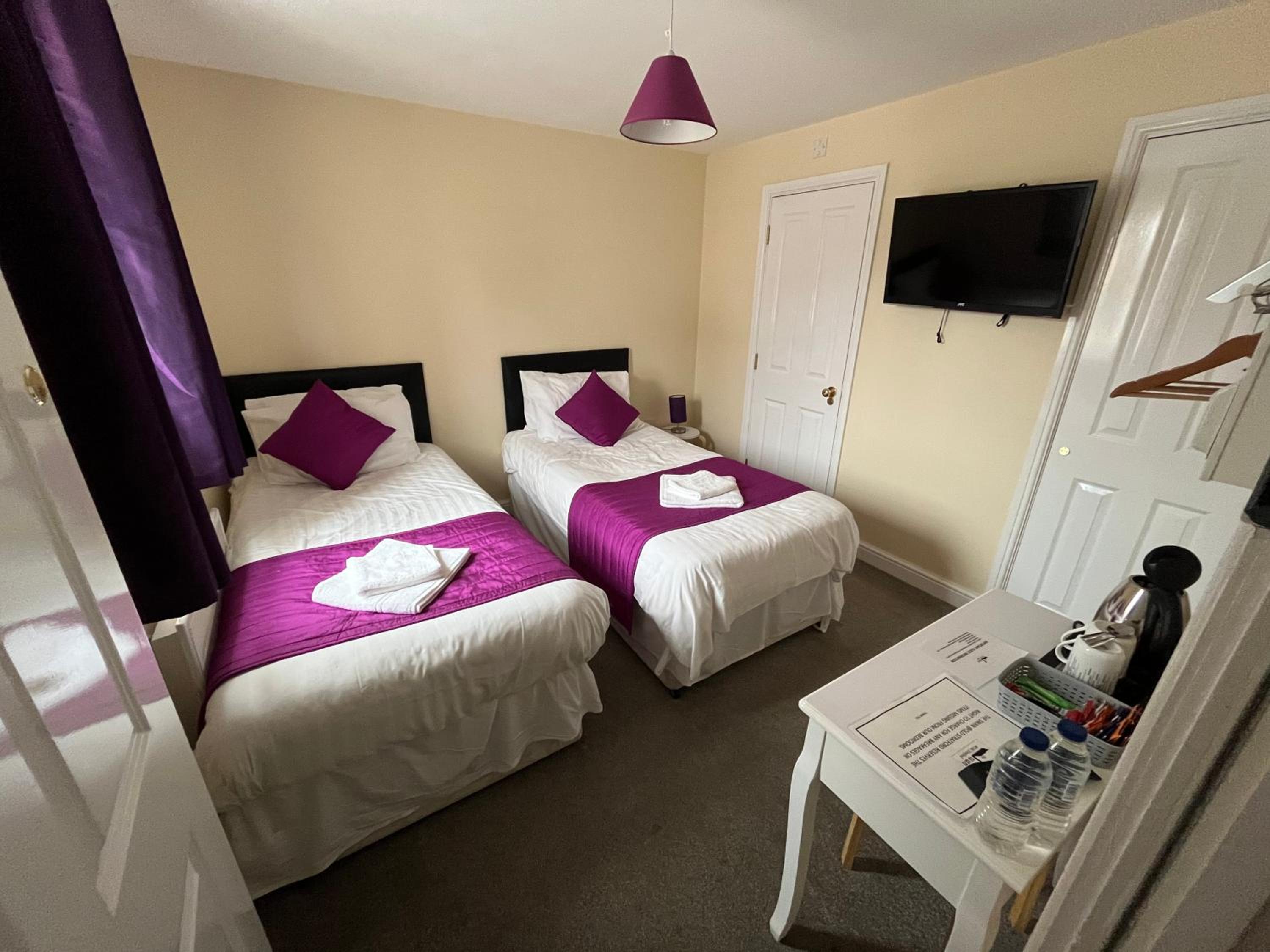 Standard Twin Room - Photo 1