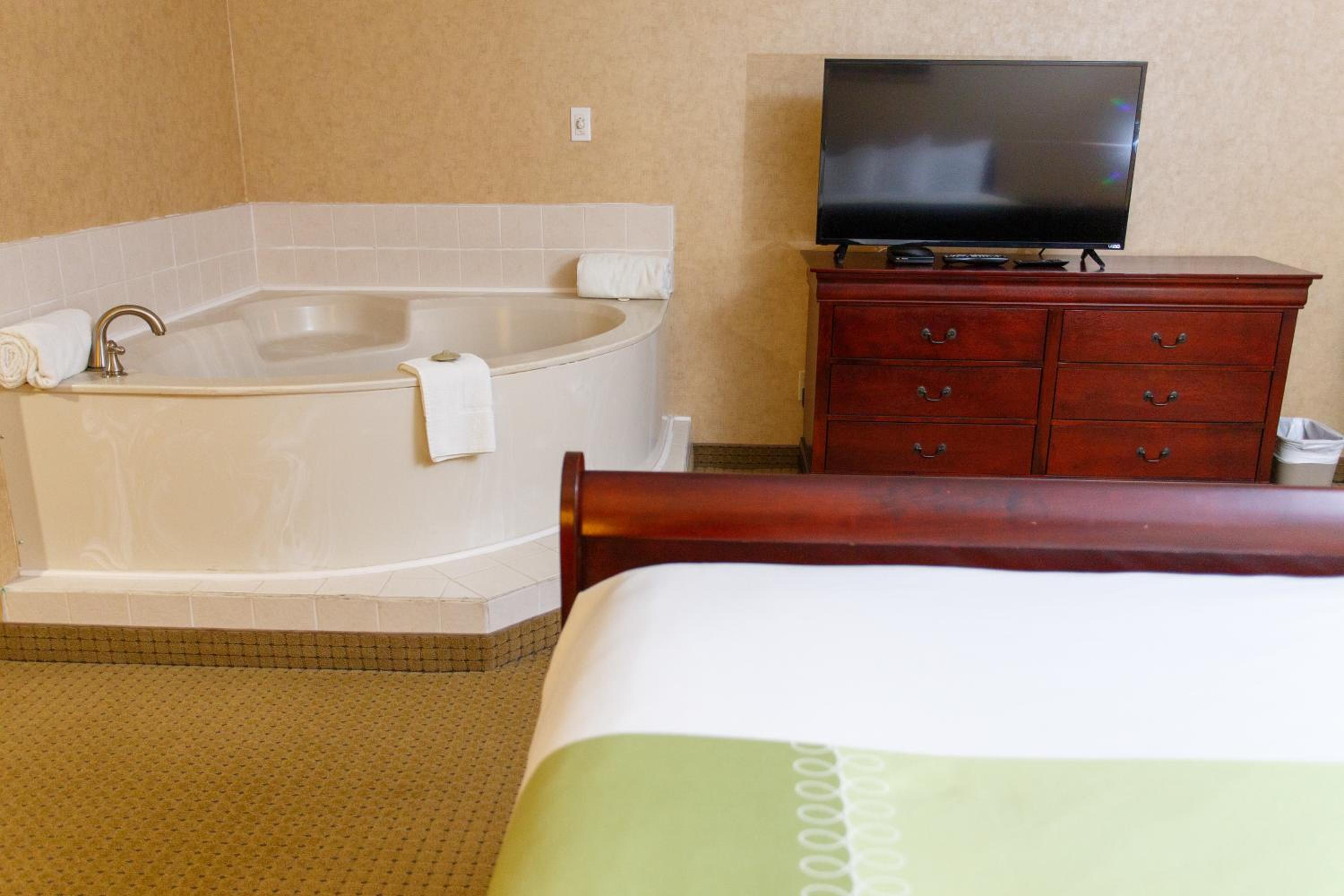 Double Room with Spa Bath photo 2