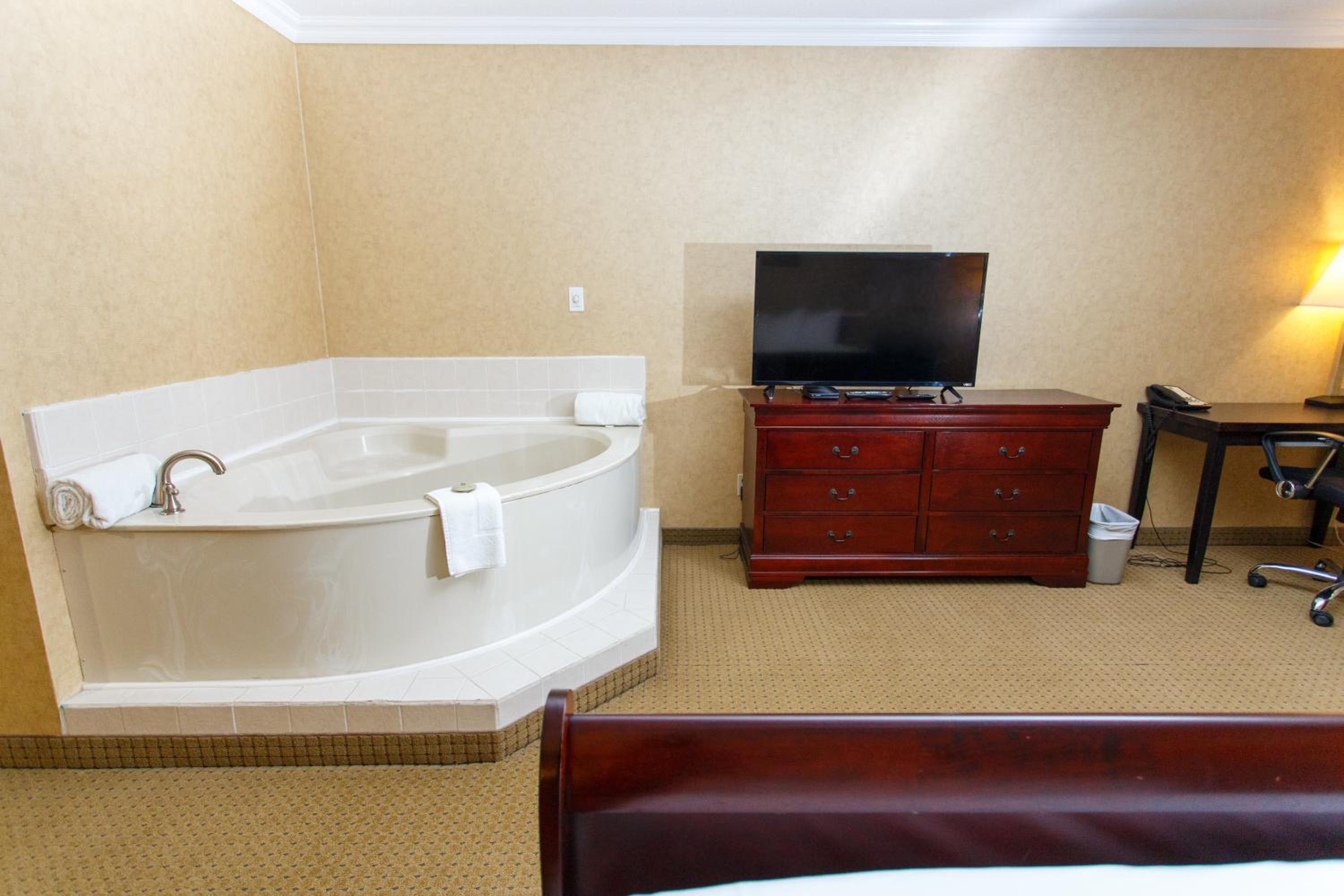 Double Room with Spa Bath photo 3
