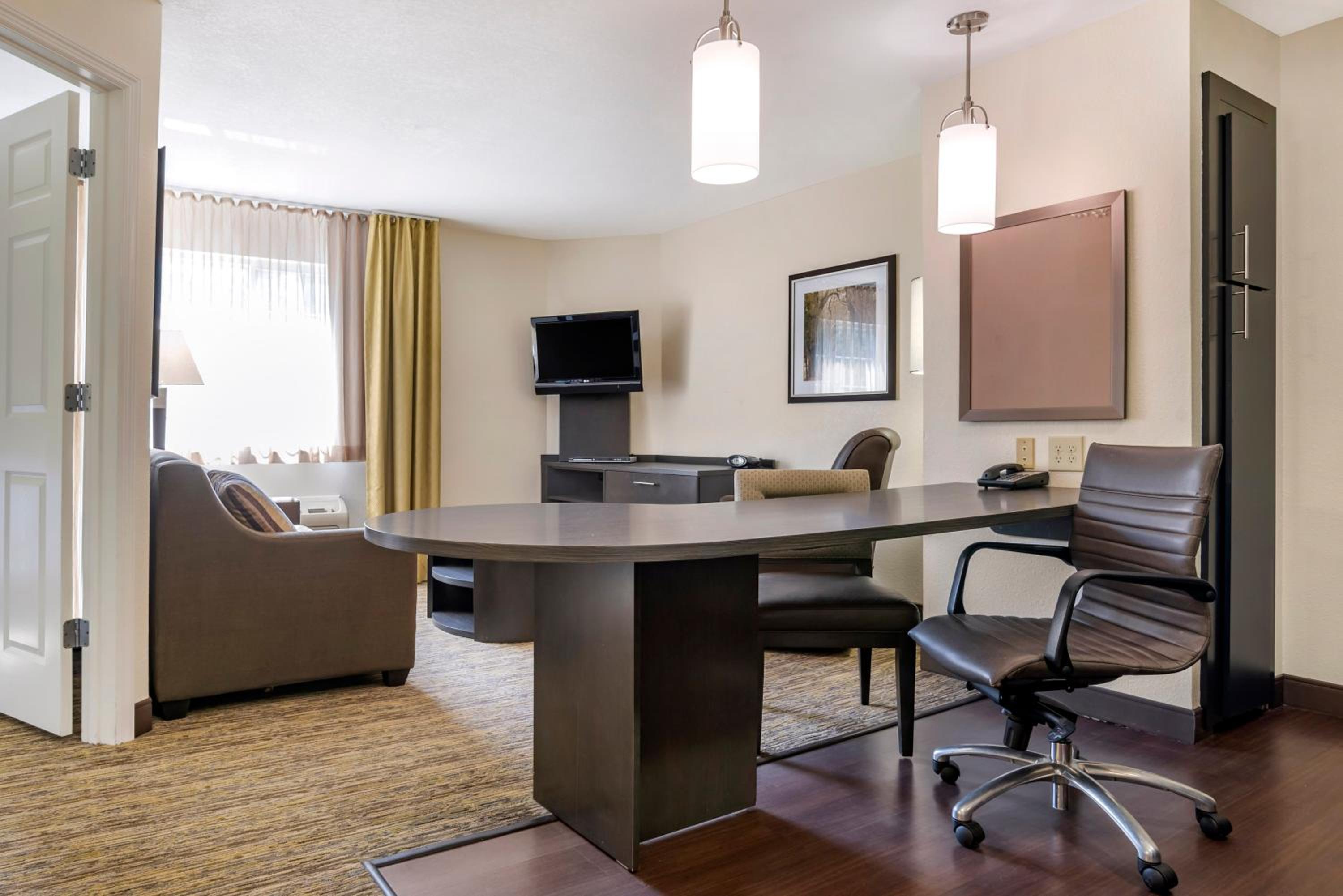 One-Bedroom Queen Suite - Photo 4