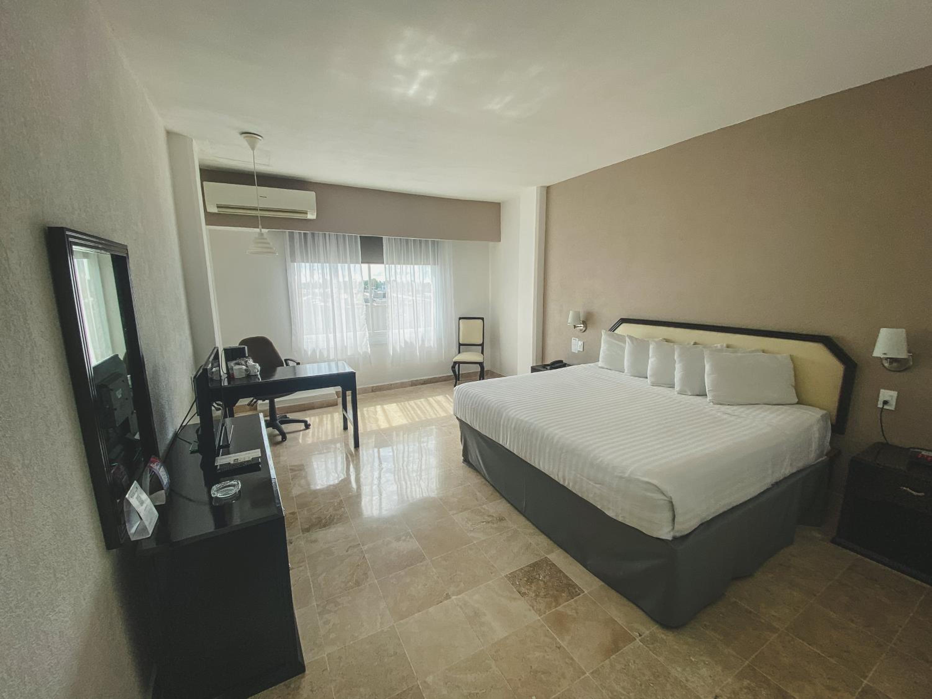 King Room with Roll-in Shower - Mobility Access/Non-Smoking photo 1