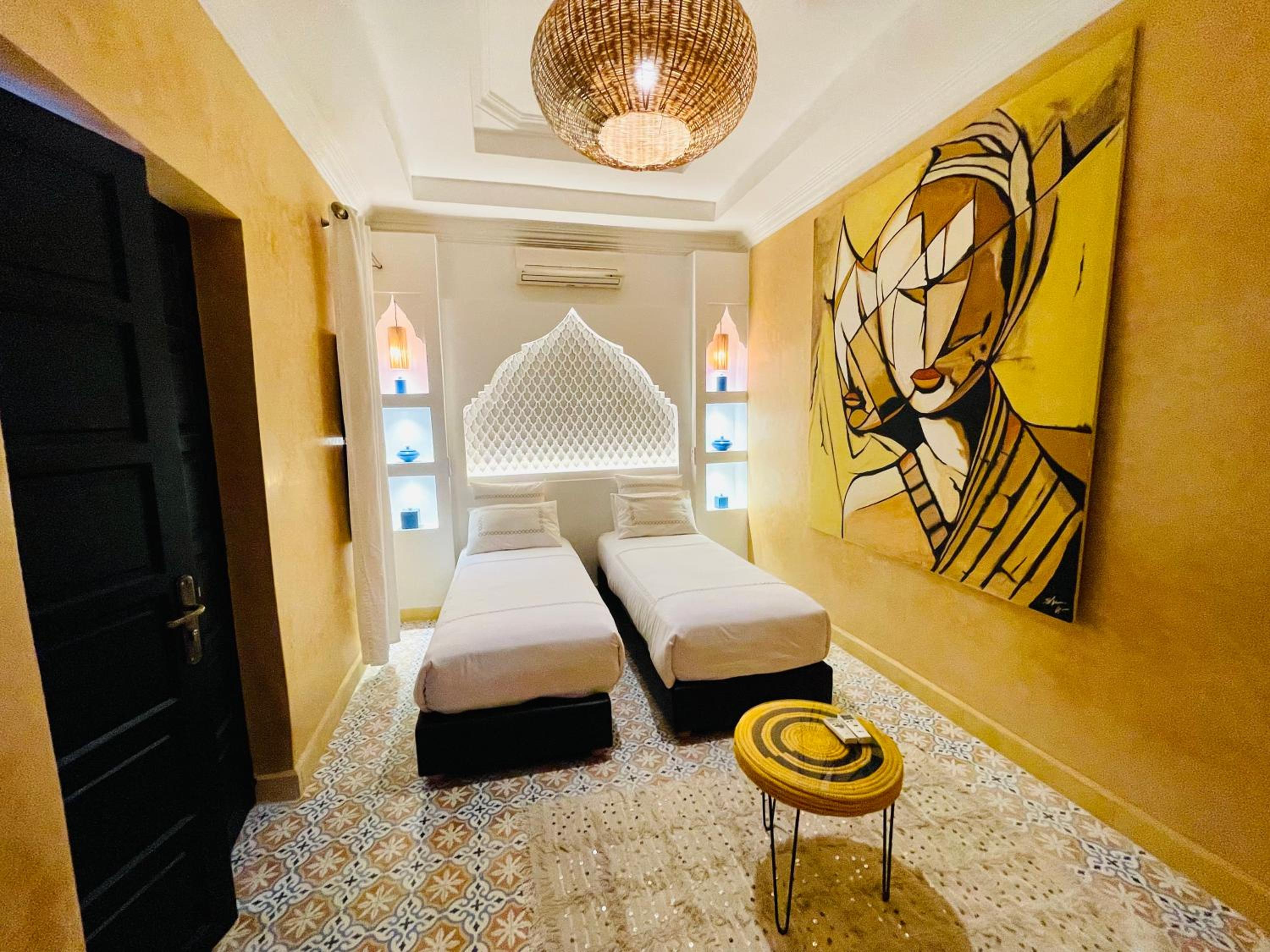 Deluxe Family Suite - Photo 4
