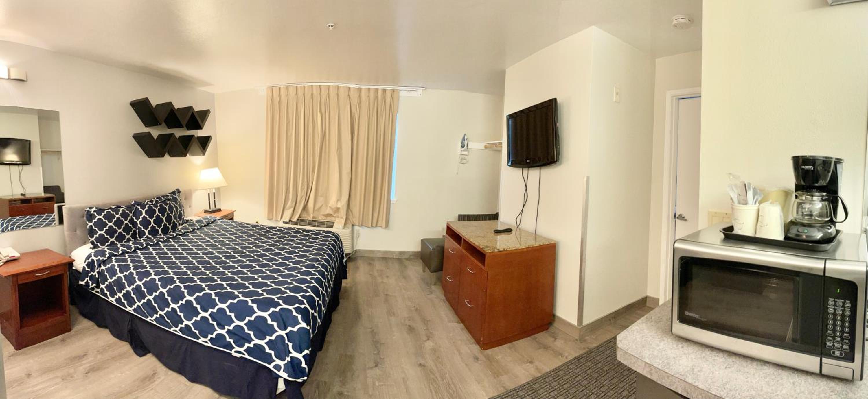 King Two-Bedroom Suite - Non-Smoking - Photo 3
