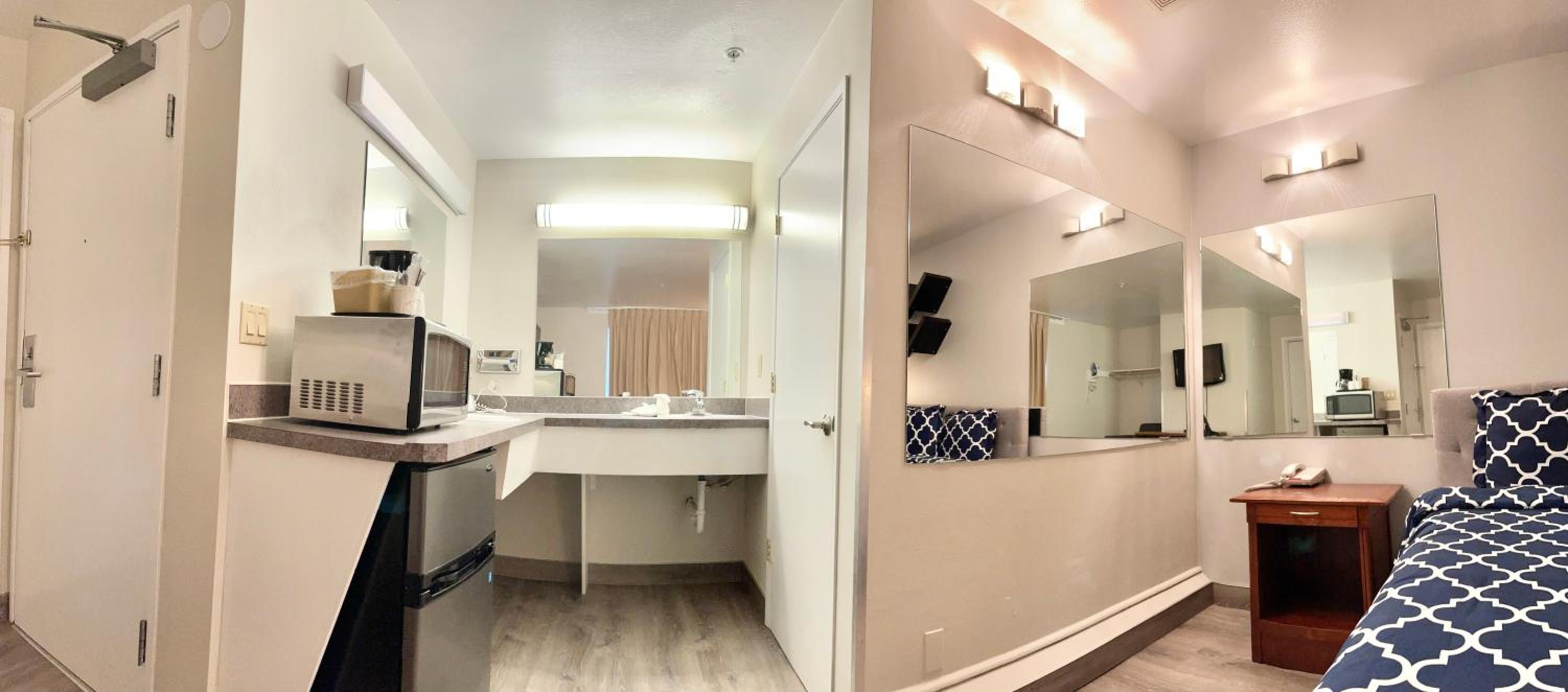King Two-Bedroom Suite - Non-Smoking - Photo 2