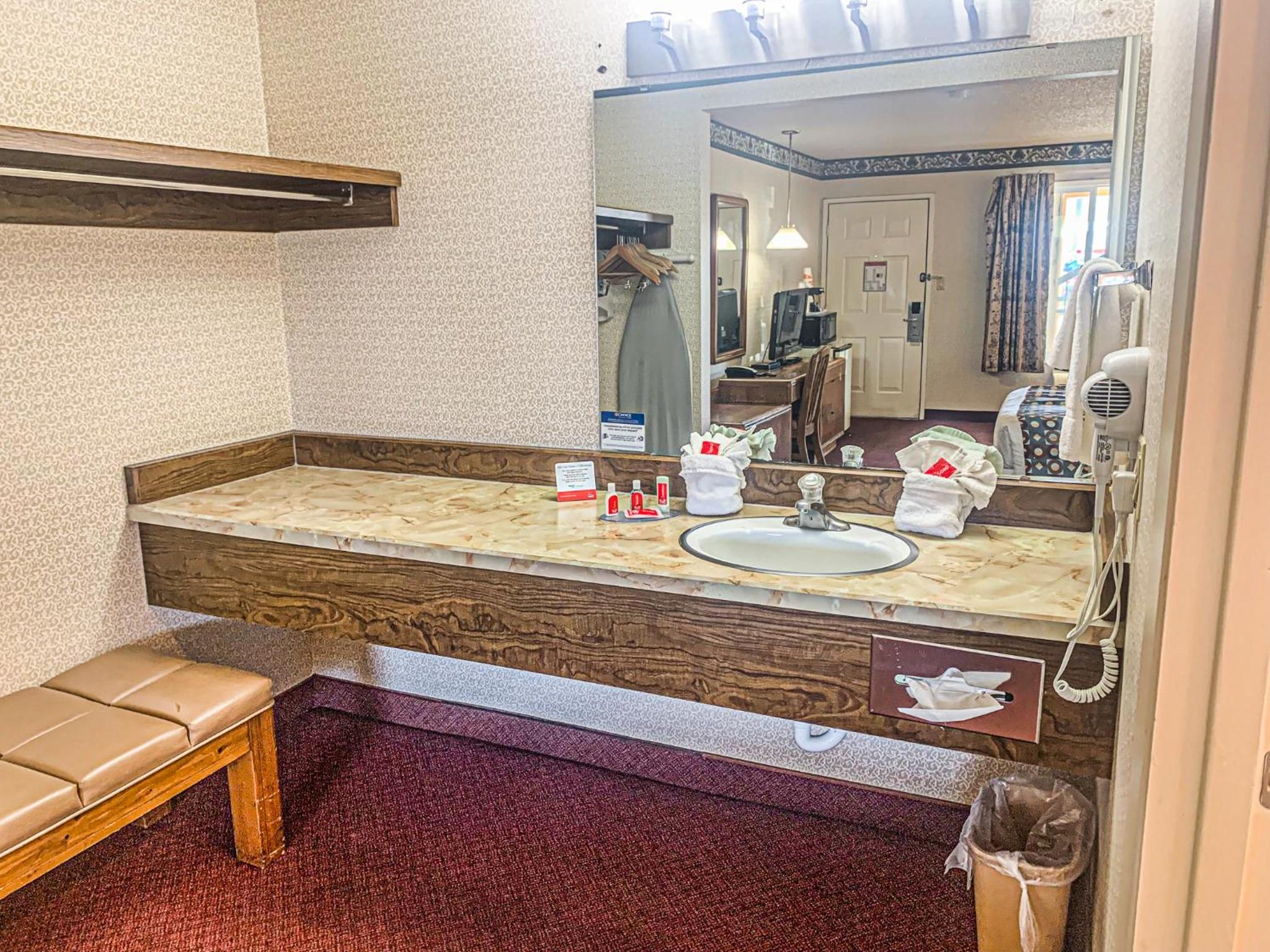 Standard Queen Room - Non-Smoking - Photo 4