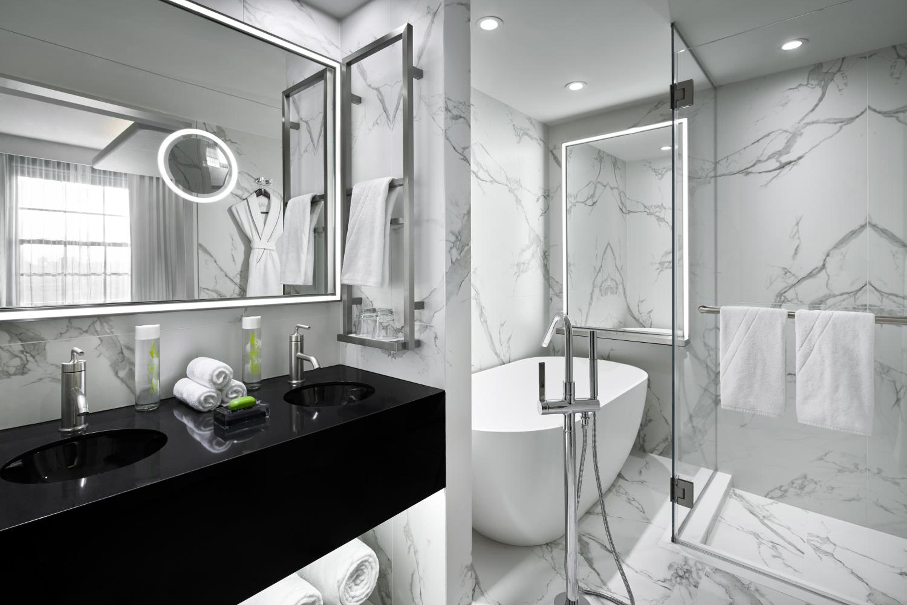 King Suite with Spa Bath - Photo 4