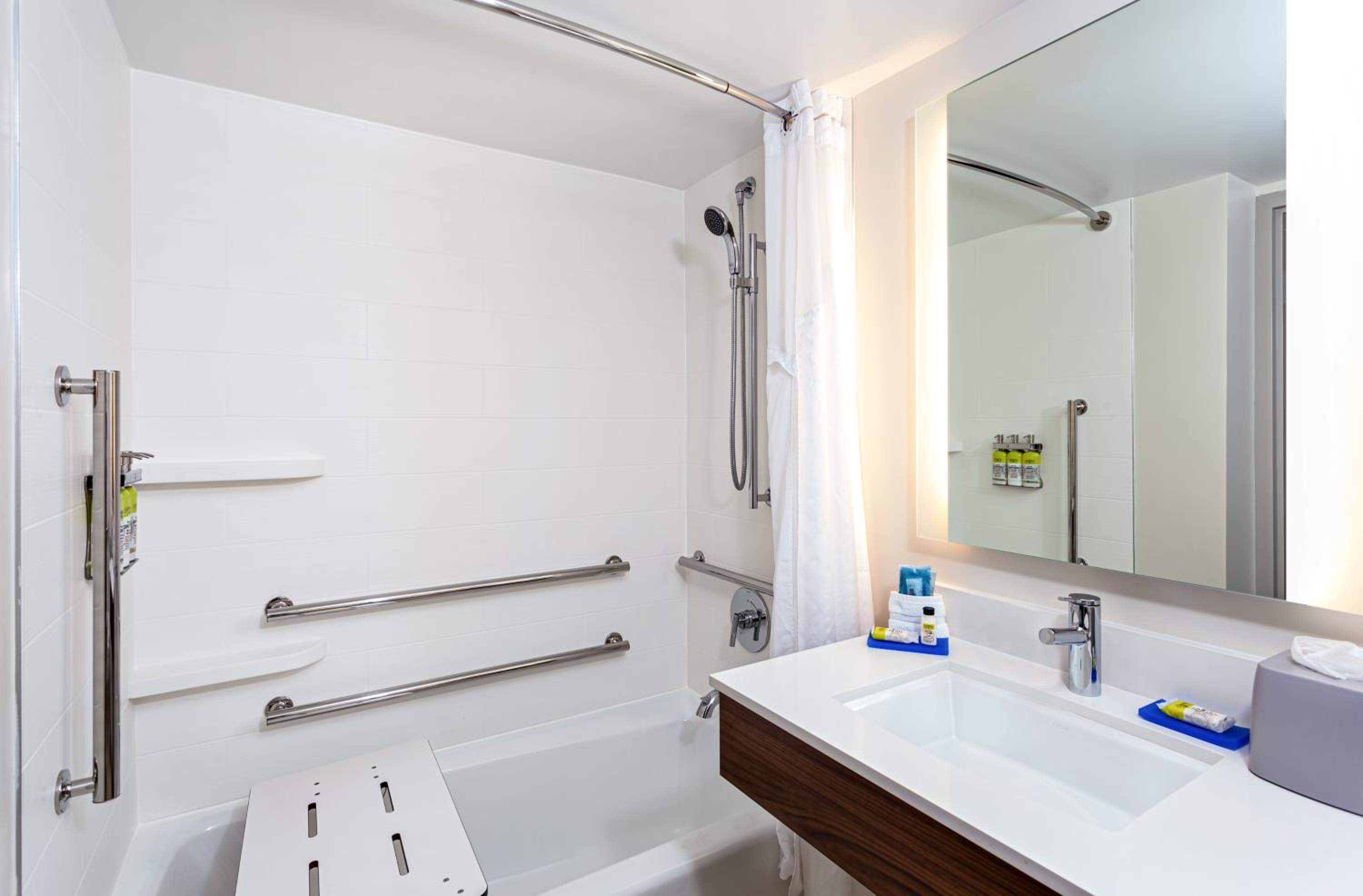 King Room - Mobility Access/Hearing Accessible - Photo 3