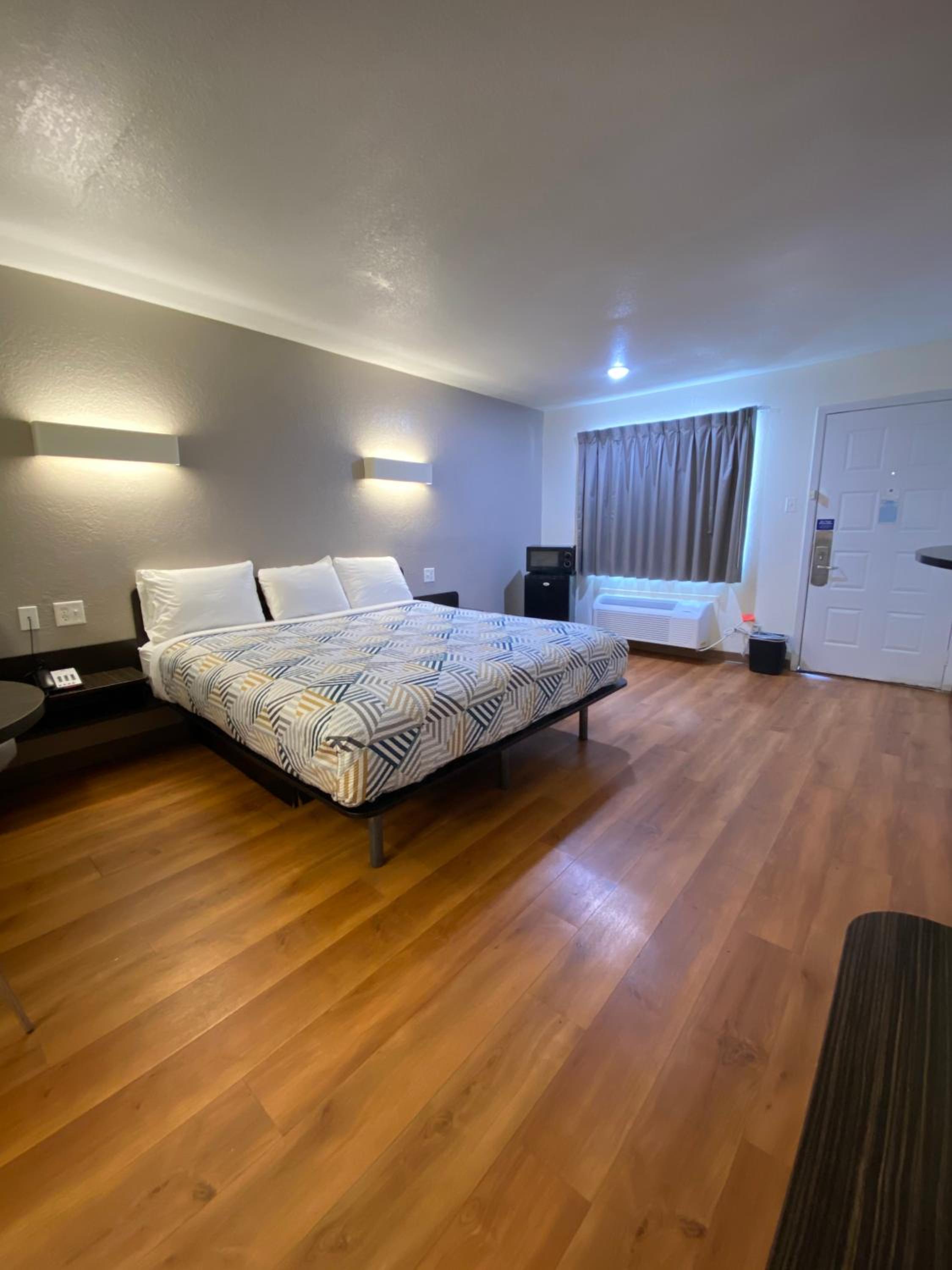 King Room - Non-Smoking photo 2