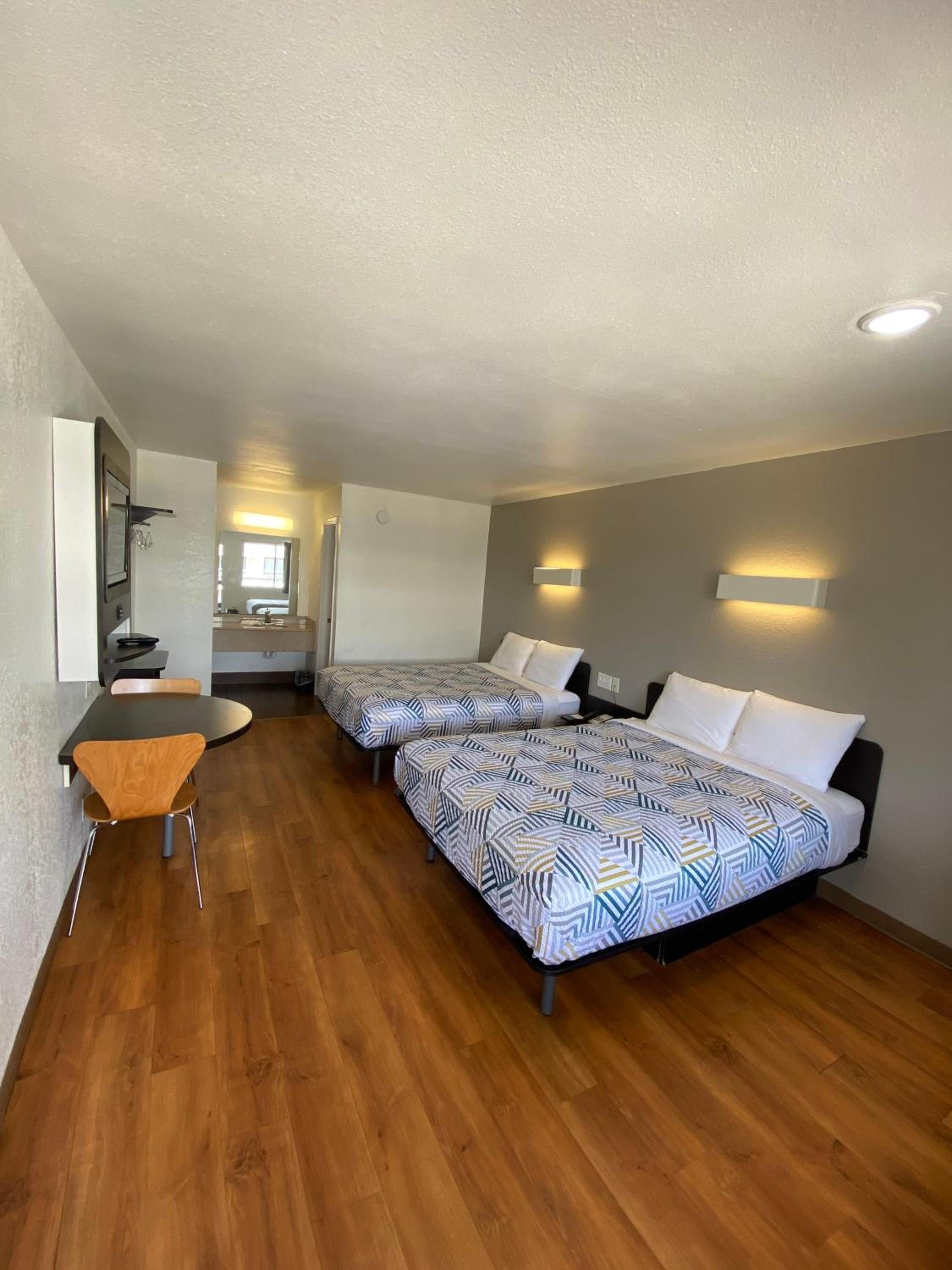Queen Room with Two Queen Beds - Non-Smoking photo 3