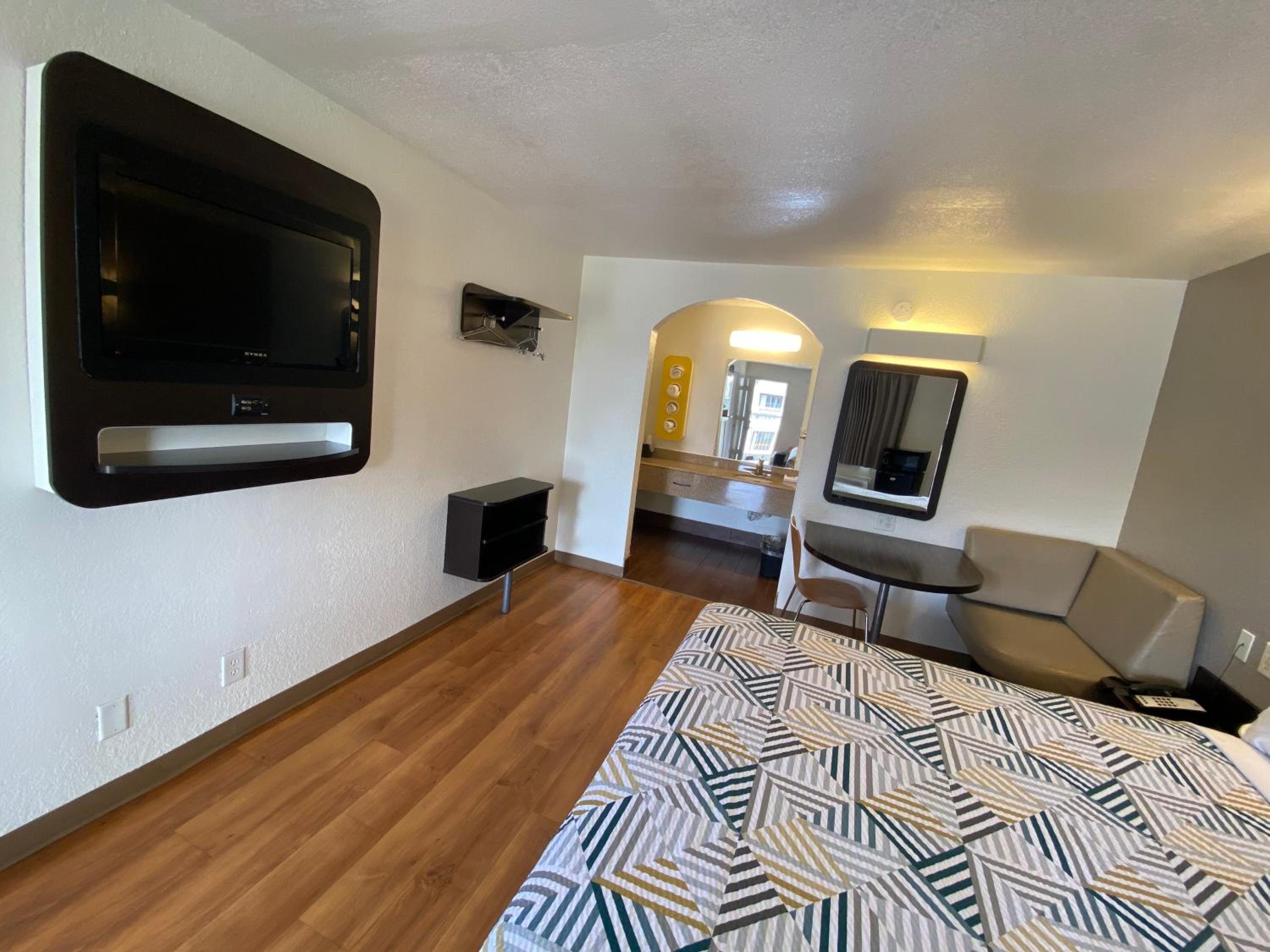 King Room - Non-Smoking photo 3