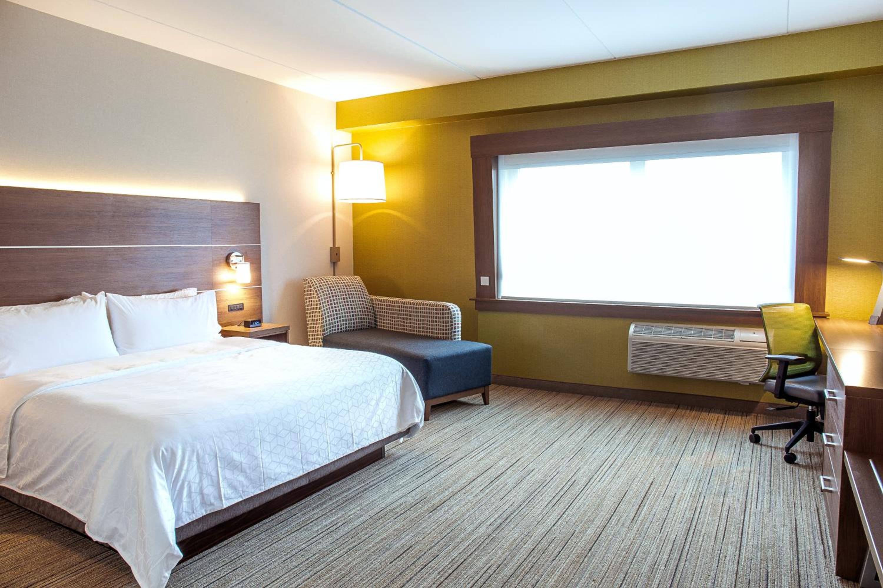 Standard King Room with Roll-In Shower - Mobility Access - Photo 4