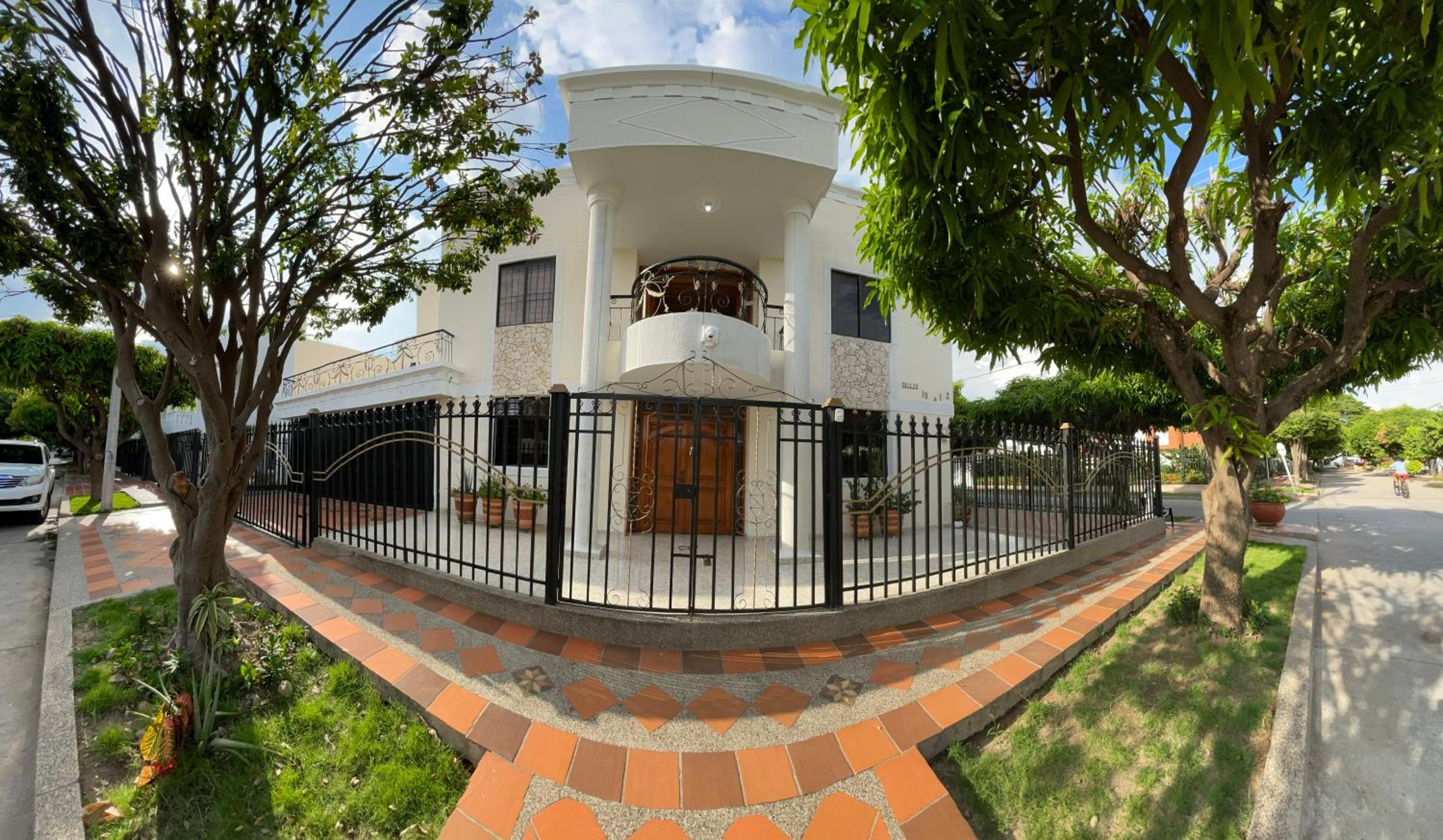 Six-Bedroom House photo 1