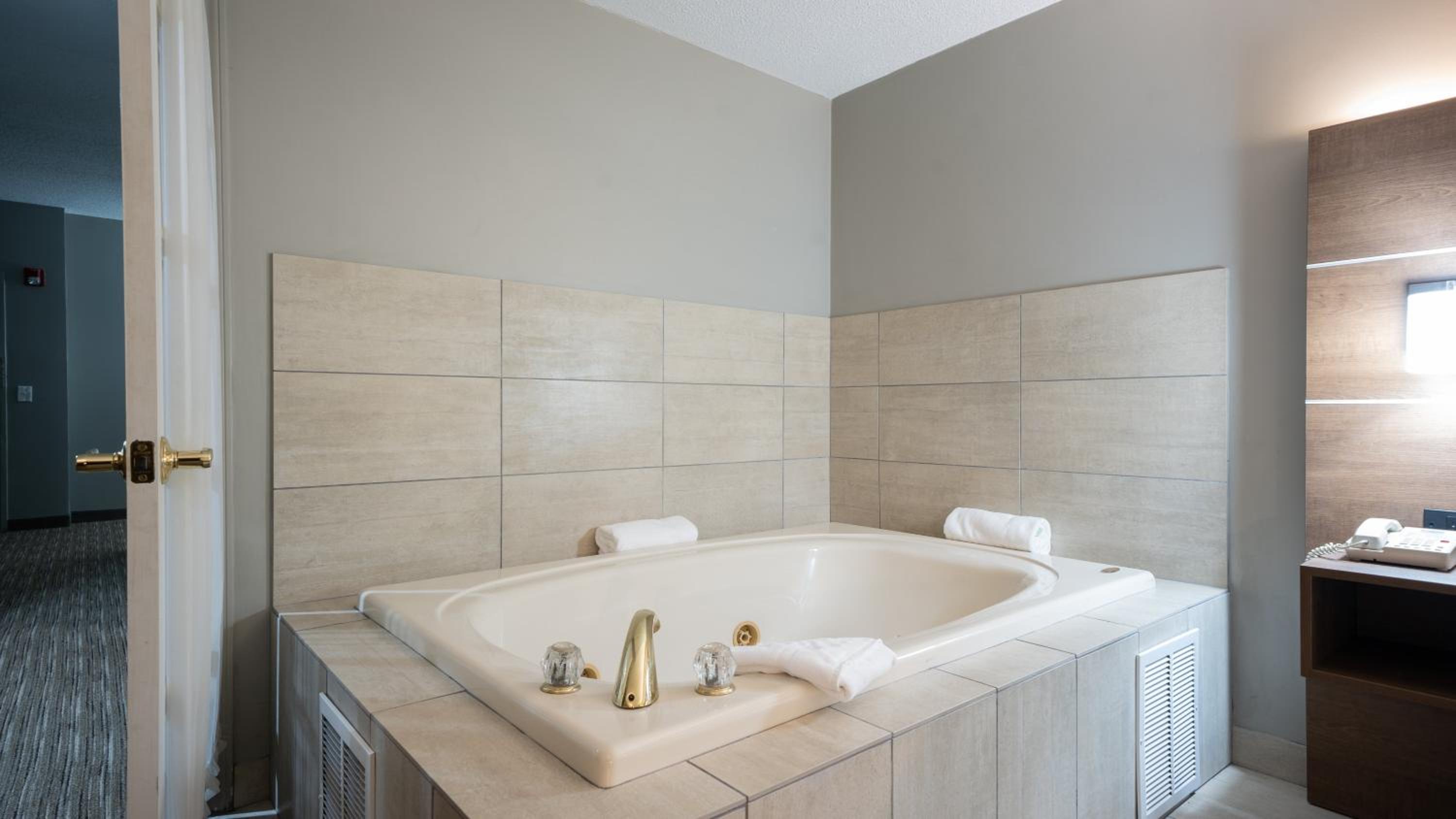 One-Bedroom Suite with Jetted Tub - Photo 5