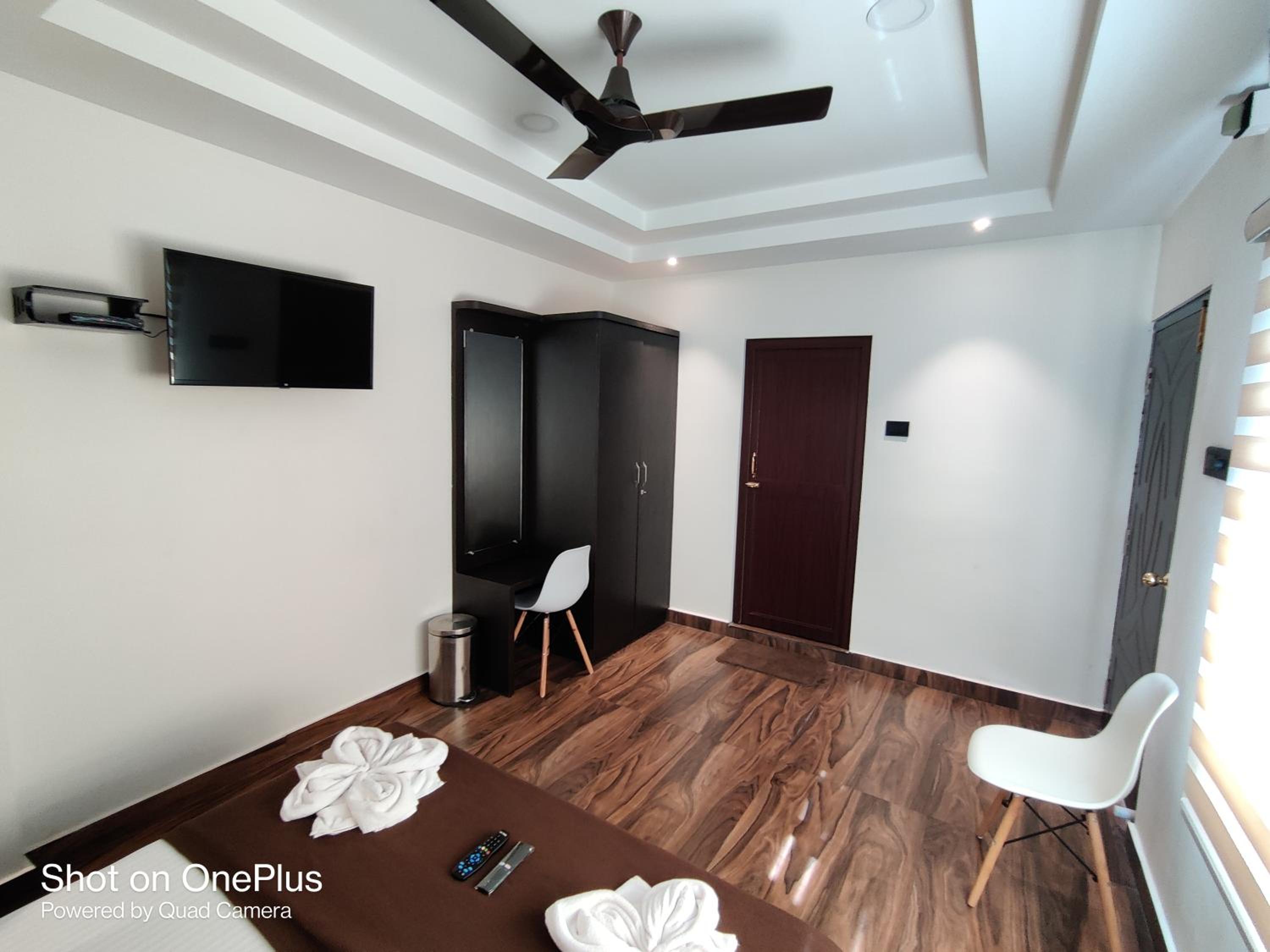 Deluxe Double Room (2 Adults + 1 Child) photo 3