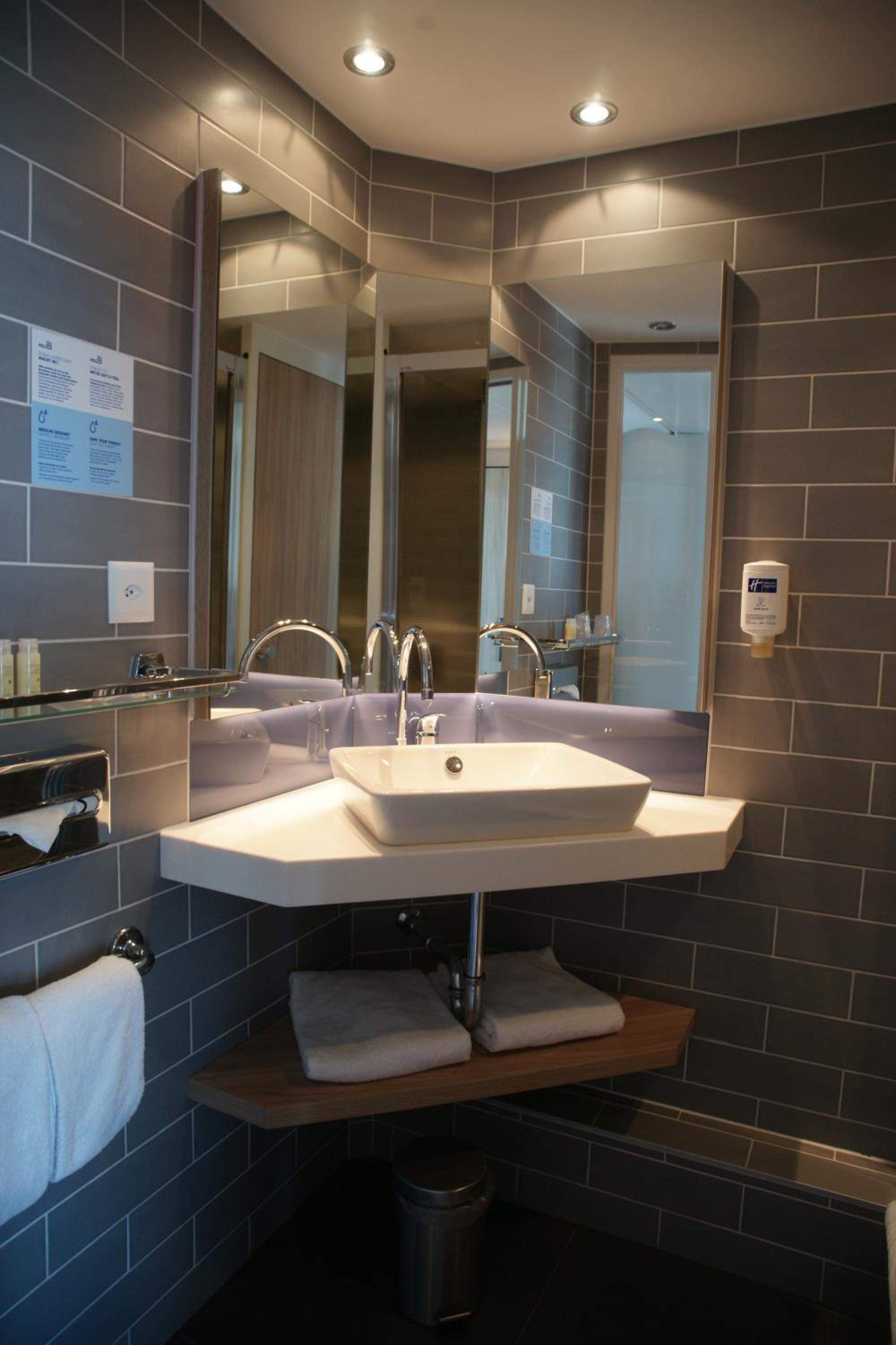 Standard Room with Free Breakfast - Photo 2