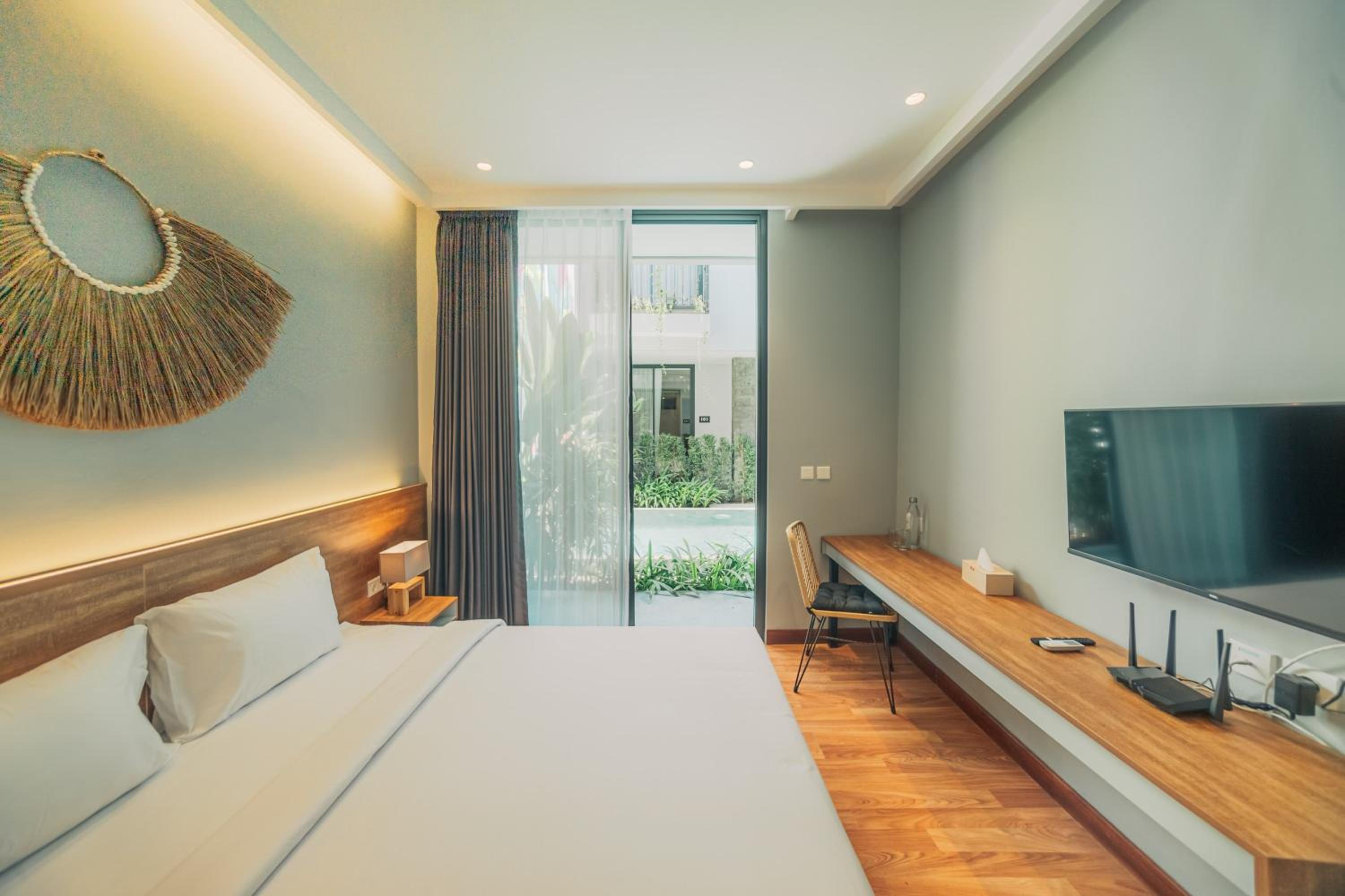 Double Room with Pool View - Photo 13