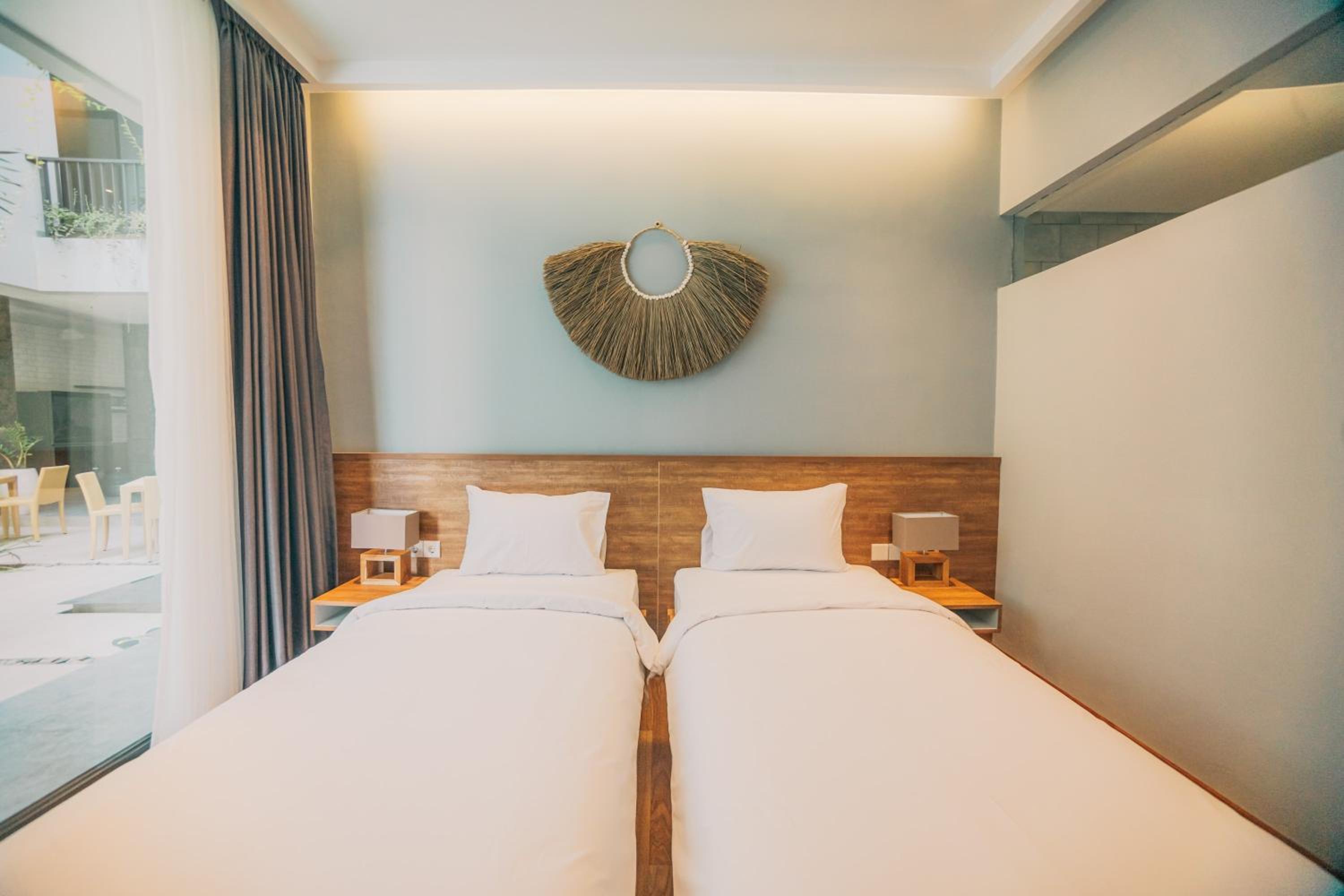 Twin Room with Pool View - Photo 3