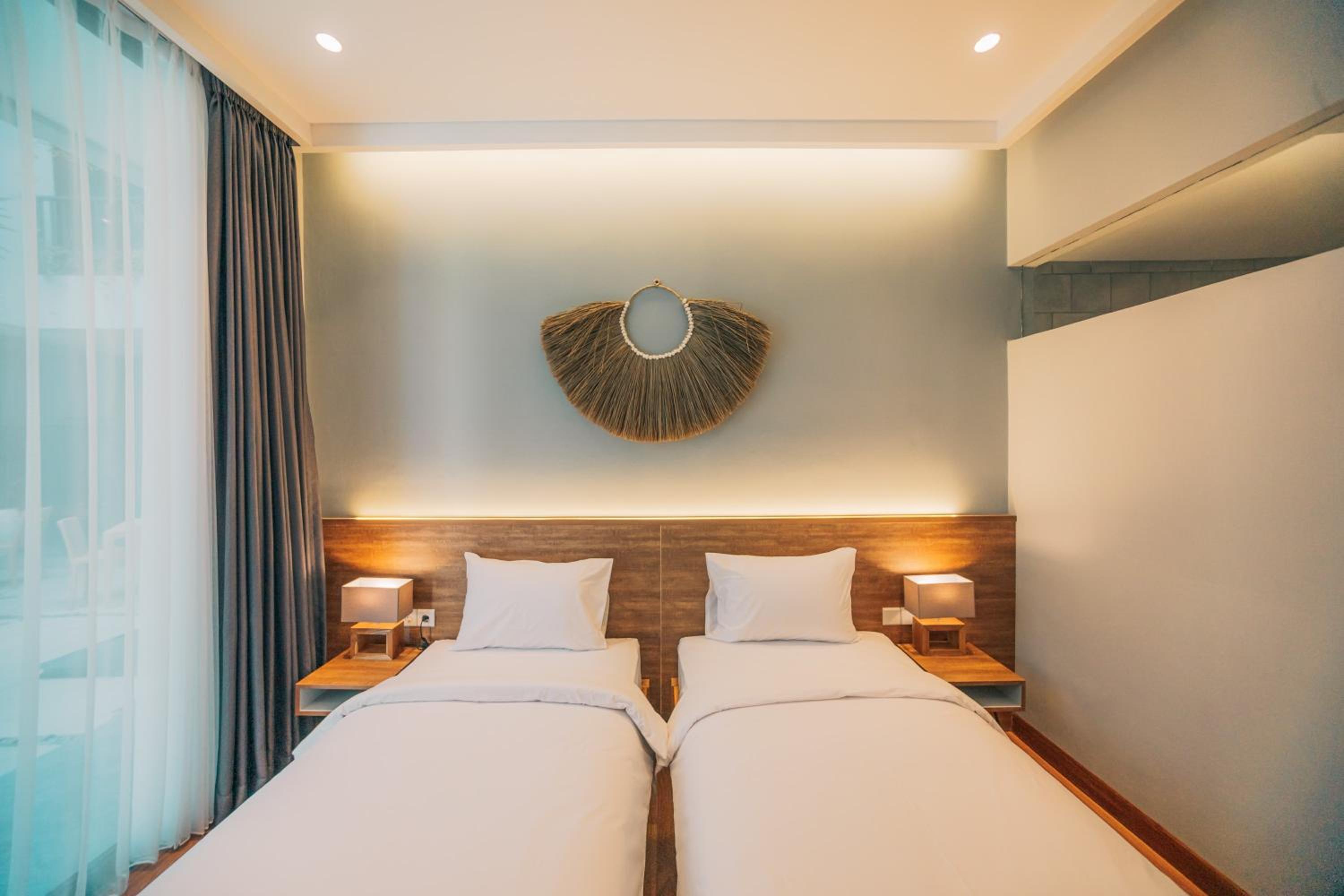 Twin Room with Pool View - Photo 5