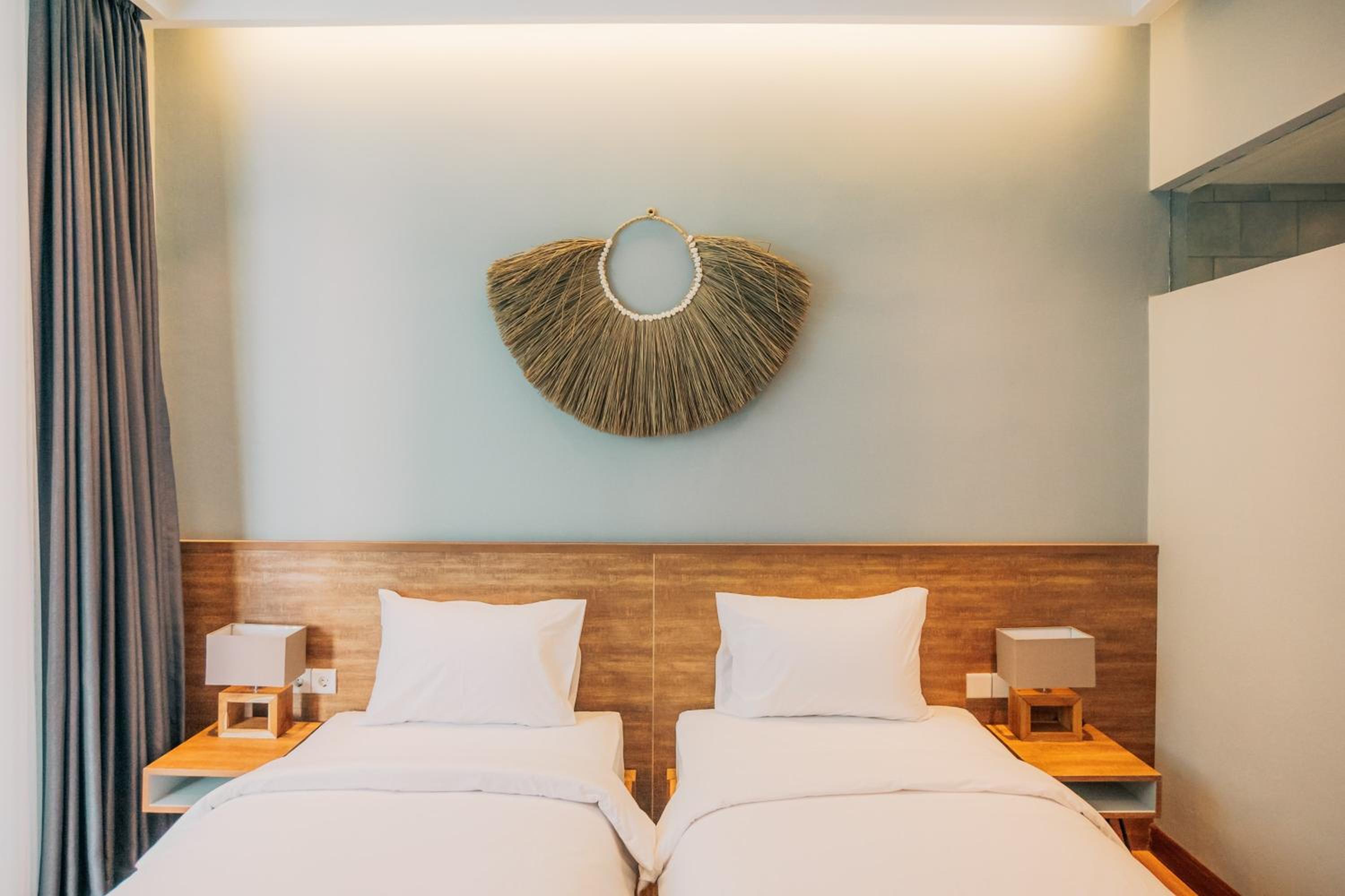 Twin Room with Pool View - Photo 4