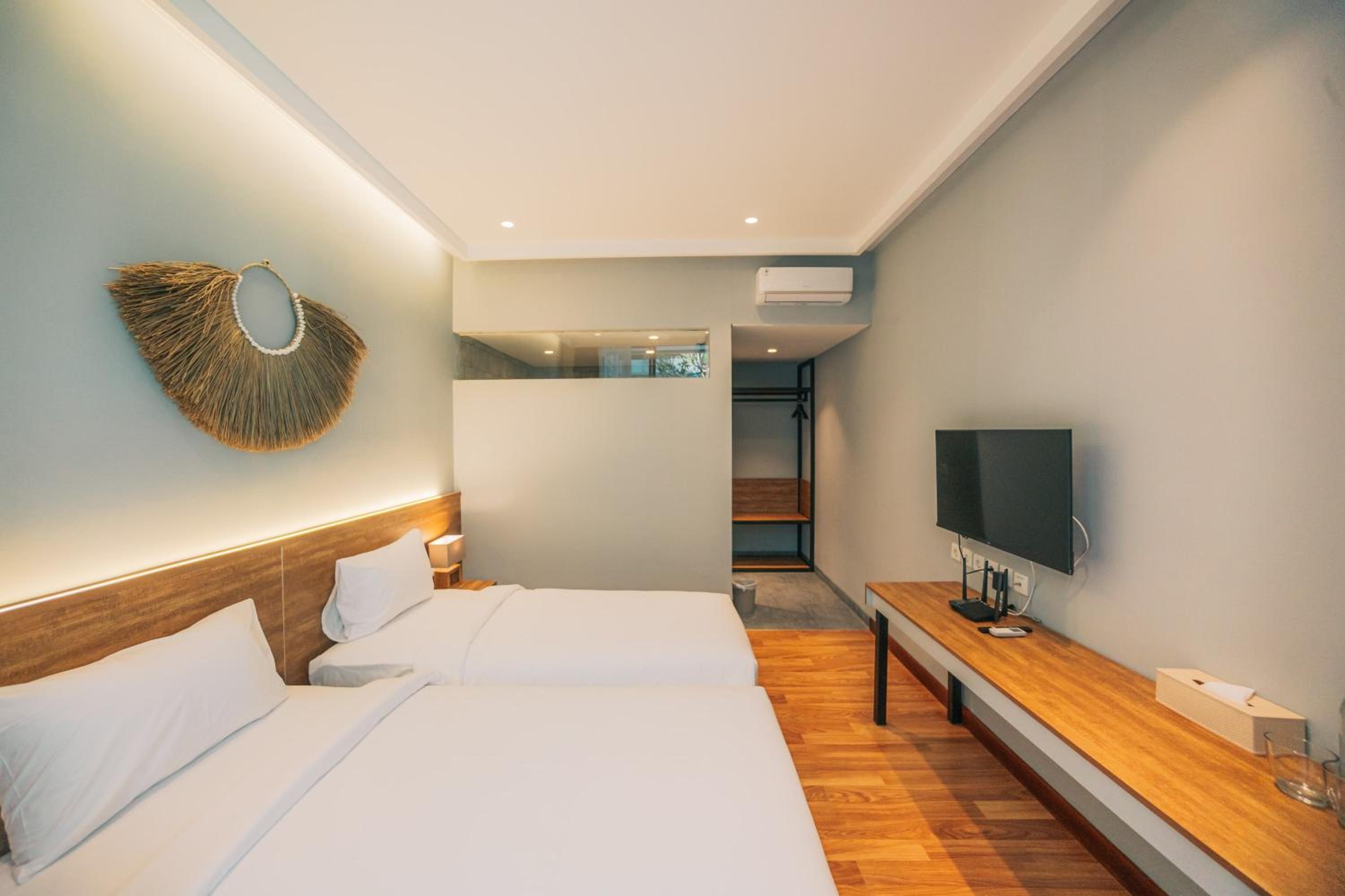 Twin Room with Pool View - Photo 6