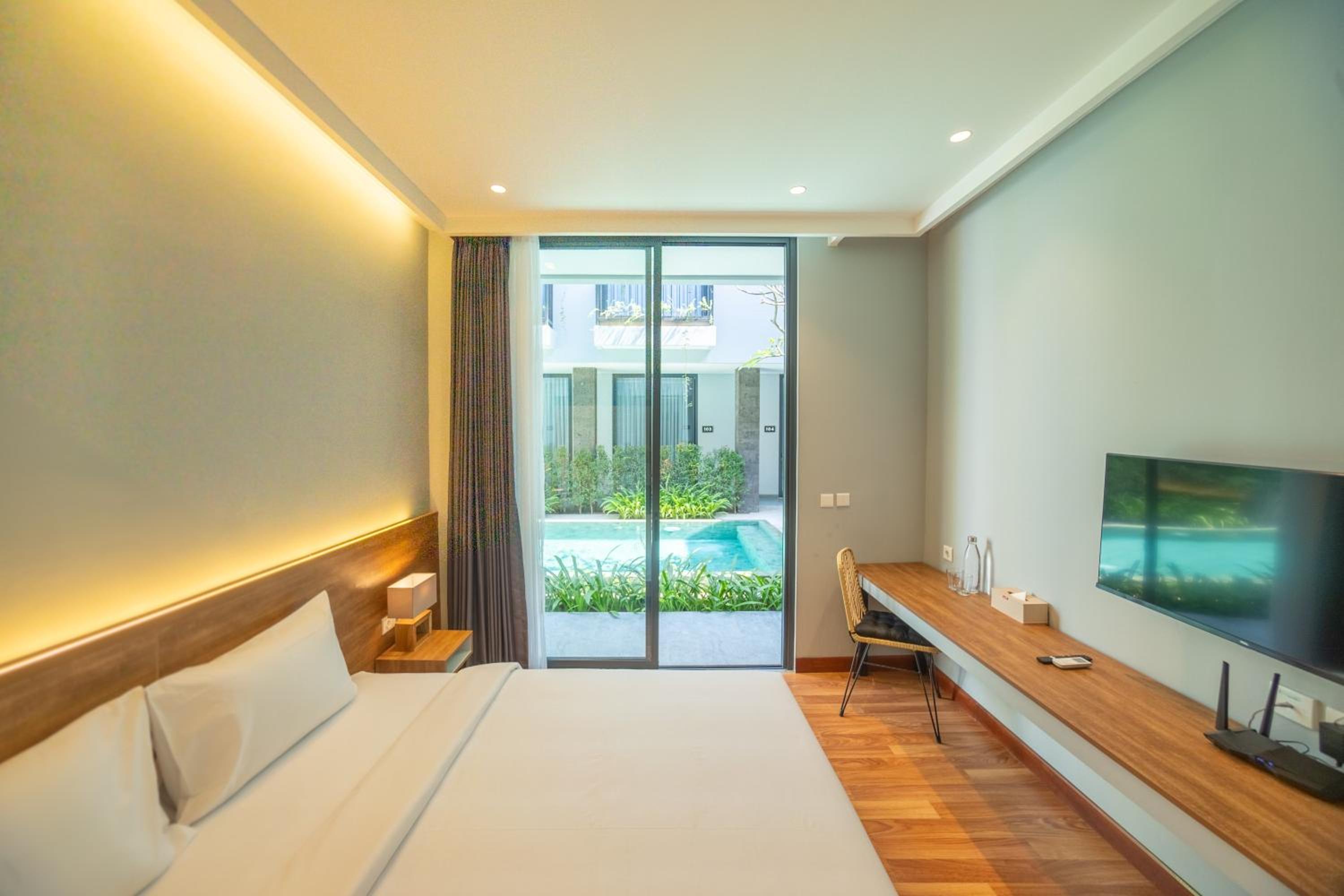 Twin Room with Pool View - Photo 8