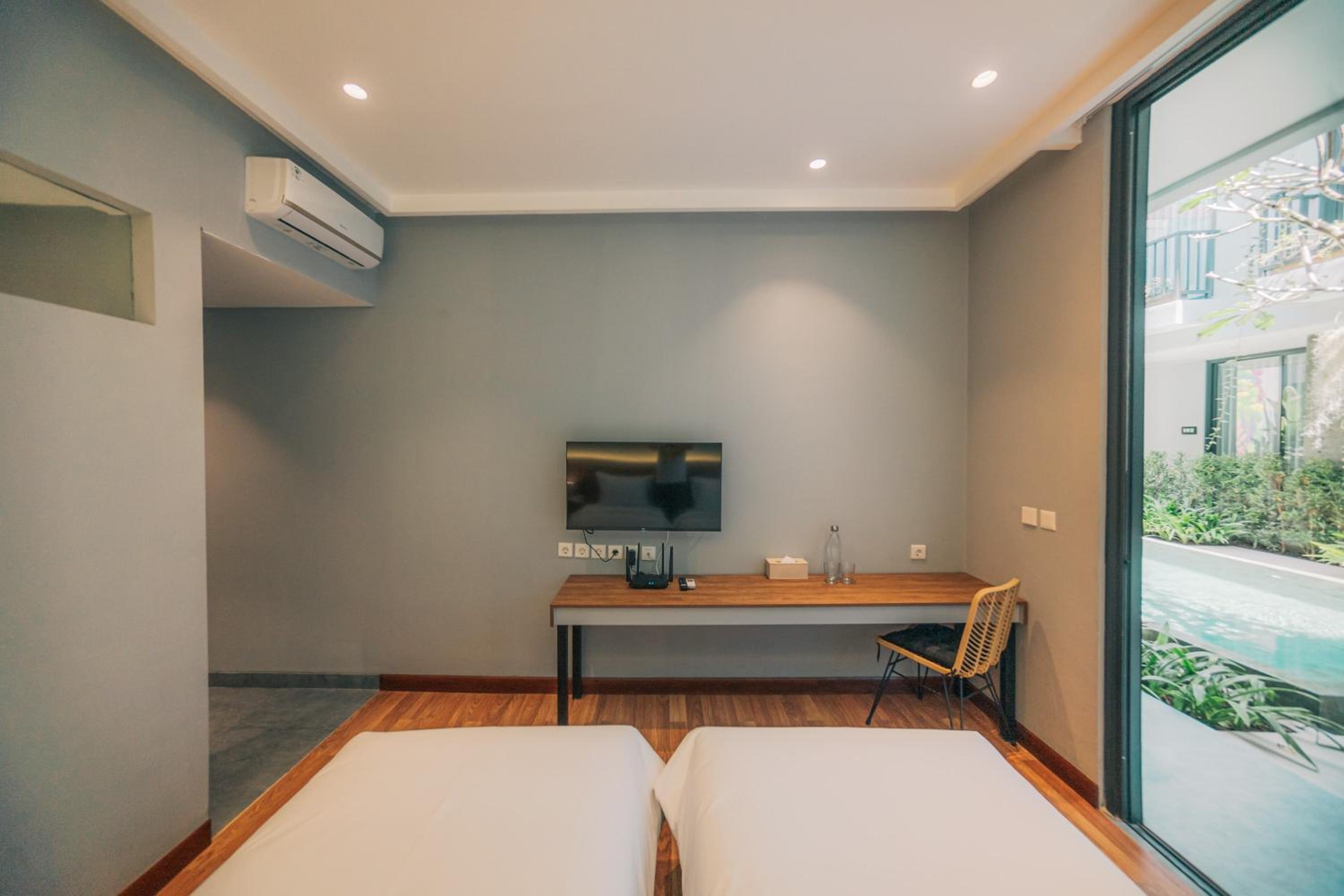 Twin Room with Pool View - Photo 7