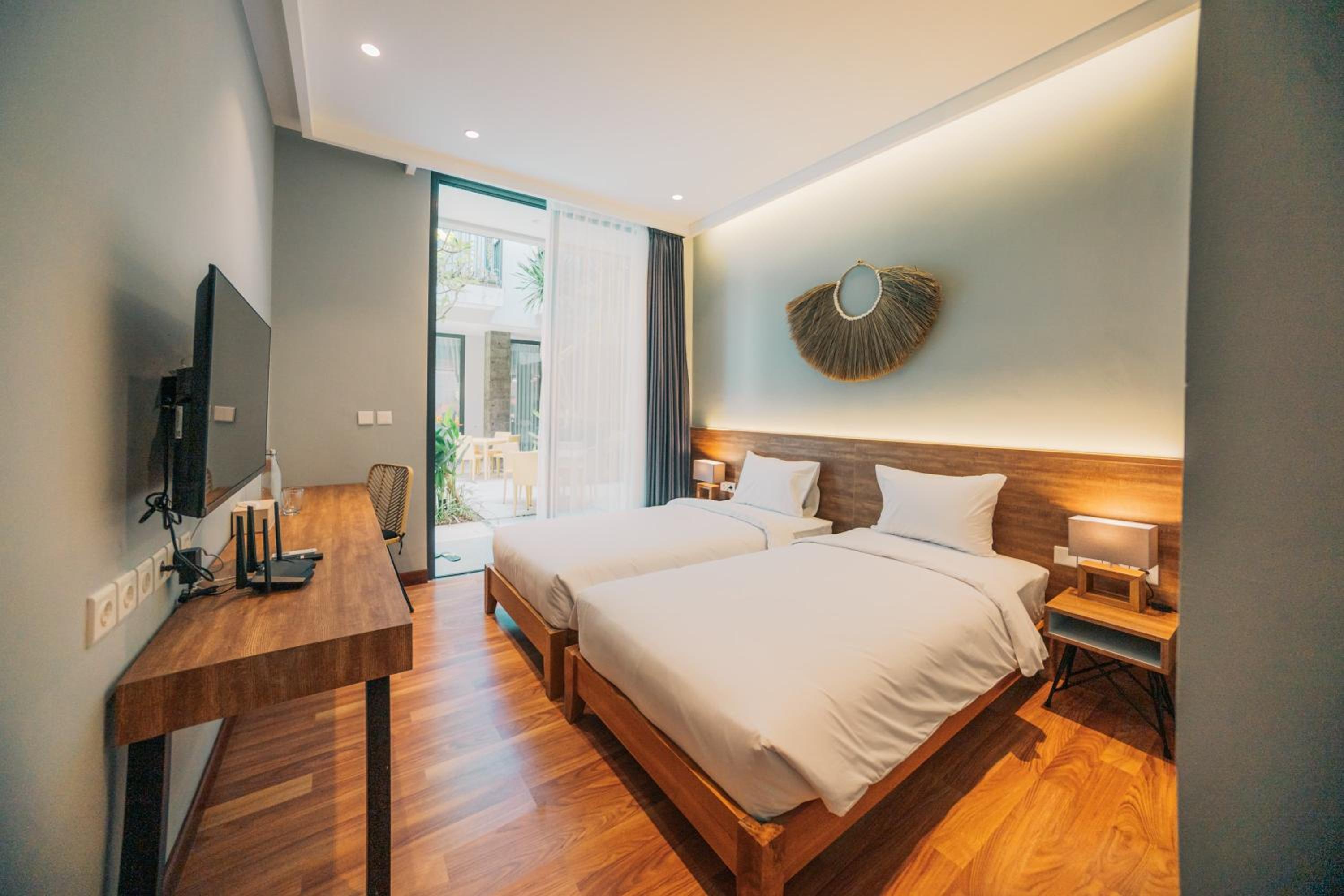 Twin Room with Pool View - Photo 1