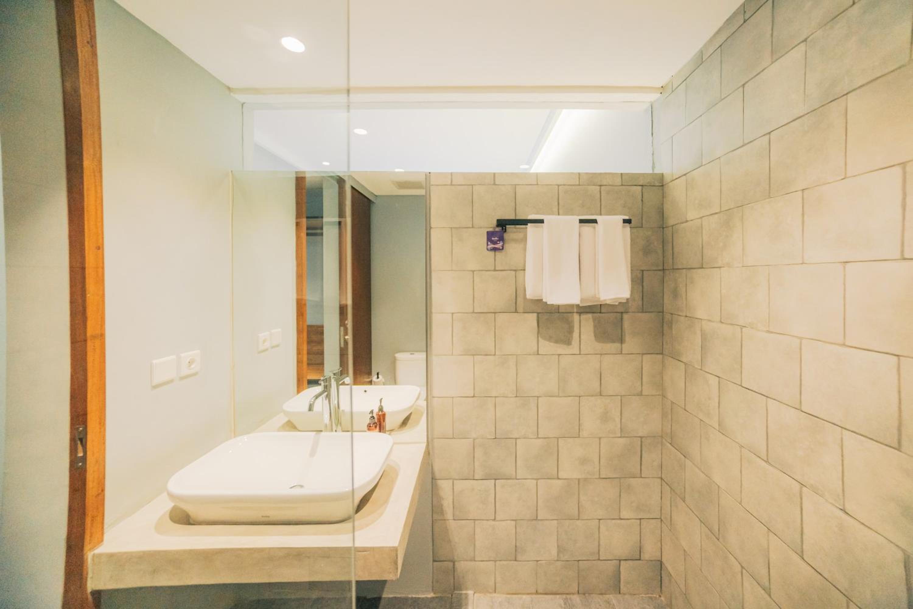 Standard Twin Room - Photo 9
